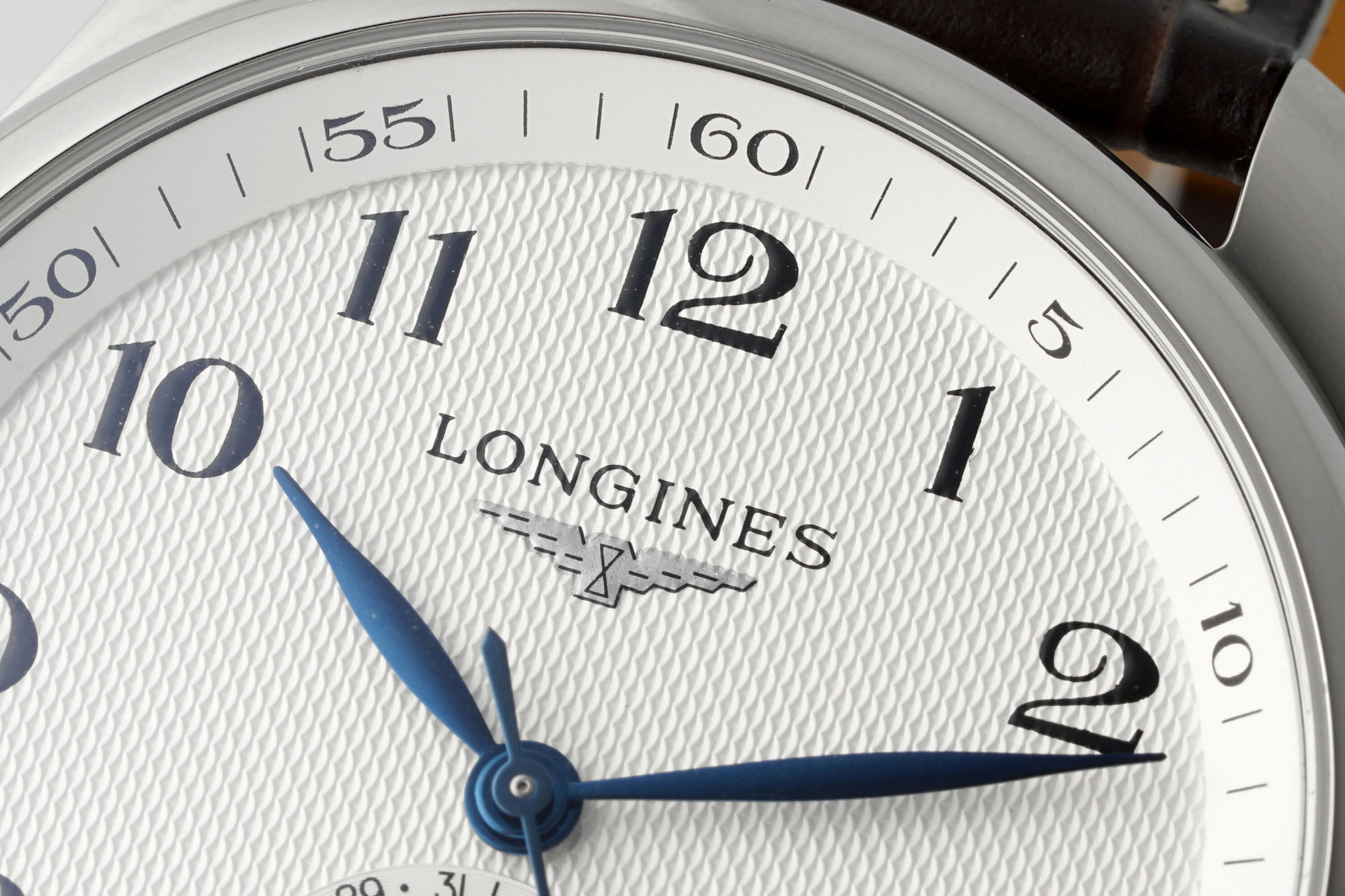 “AF Pioneers Moon Pine Springstone 40MM Watch: Elegant Craftsmanship for Asian Men” - 图片 4