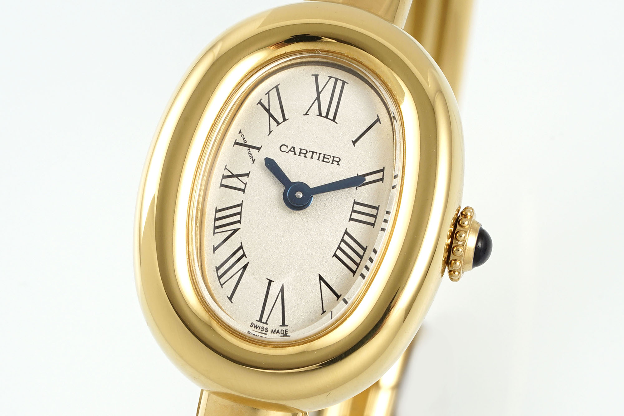 NO:715113,New product launch [Celebrate][Celebrate][Celebrate] AF Cartier 'Bathtub' watch is a collision of elegance and innovation. Baignoire de Cartier watch, mini watch size 17, quartz movement. The lines of the gold bezel are still smooth, with a sense of history and modernity, gold case. The gold bead-shaped crown is set with a cabochon sapphire.  It still uses a curved watch mirror and a synthetic sapphire crystal mirror. The dial is equipped with Roman numerals, silver-plated dial, and classic sword-shaped blue steel hands. The bracelet-style bracelet designed by Cartier is made of gold and rose gold, and the specially designed hidden safety clasp has no trace of the strap at all. In other words, you can regard it as 'jewelry that can tell the time' and can mix and match it with other accessories - it is still very happy to have both jewelry and a watch for the same money.  Elegant new product from AF. Girls with small wrists or who prefer to wear watches as accessories, please keep your mini size version!  ,,cartier,cartier,bracelet,gold19860909新品上市[庆祝][庆祝][庆祝] AF卡地亚“浴缸”腕表优雅与创新的碰撞 Baignoire de Cartier腕表,迷你表款尺寸17,石英机芯. 金质表圈的线条依然流畅,既有一脉相承的历史感又有现代味,黄金表壳.黄金圆珠形表冠镶嵌1颗凸圆形蓝宝石. 依旧采用弧形表镜,合成蓝宝石水晶镜面.表盘搭配罗马数字时标,镀银表盘,经典的剑形蓝钢指针. 卡地亚设计的手镯式表链,有黄金和玫瑰金材质,而且特意设计的隐藏式安全表扣,完全没有表带的痕迹了.也就是说,你就把它当成“可以看时间的珠宝”,还能和其他饰品混搭——一份钱同时拥有珠宝和腕表,还是很快乐的吧. AF优雅新品,小手腕或者更喜欢把手表当配饰戴的女生,请收好你们的迷你尺寸版！,,cartier,cartier,bracelet,gold,Watch