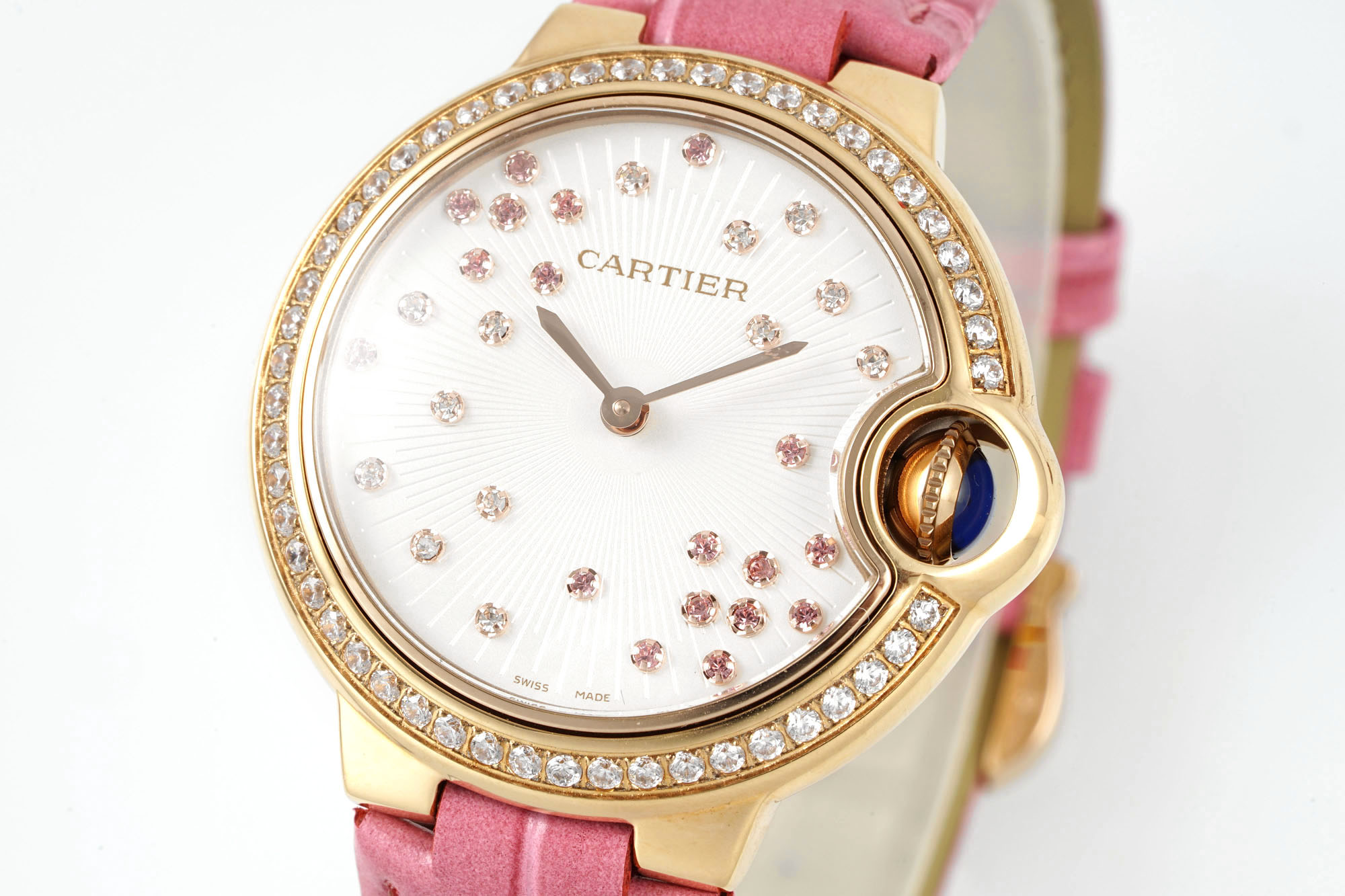 NO:754959,Produced by AF White leather Gold leather Single row of diamonds 50 Double row of diamonds White steel 650 Gold steel 700 Single row of diamonds 50 Double row of diamonds AF Factory Super cost-effective - CARTIER 33mm quartz blue balloon series watch AF continues the excellent product quality in the past and replaced it with new packaging and a new anti-counterfeiting label, making the high quality more recognizable [Case] ​​diameter 33mm, thickness 10mm, consistent with the original!  The stainless steel case, top-grade sapphire crystal mirror, and crescent opening are exactly the same. All of them are interchangeable with original genuine watch parts!  Extremely detailed!  [Dial] The round balloon dial design makes perfect use of rounded arcs, the guilloche dial, sword-shaped hands, an irresistible classic dial, and the Roman numeral time scales deviate from the track under the guidance of the deep blue crown. Swiss original burnt steel blue hands and genuine spinel crowns. None of them can be achieved by domestic manufacturers!  The temperament of the entire watch is exactly the same as the genuine one. The dials of the AF full series are available in a variety of colors and materials to meet daily wear. [Bracelet] 316 fine steel case bracelet, folding buckle, and superb craftsmanship create a wearing comfort that is far beyond that of its peers. The steel strap bracelet has small tolerances, no gaps, smooth joint movement, and is extremely delicate!  There are also imported high-grade American crocodile leather straps, available in a variety of colors!  [Movement] It adopts Swiss quartz movement, which is exactly the same as the original product, with accurate travel time and high quality!  When you open the cover and inspect the movement, it’s difficult to tell whether it’s genuine or fake!  Great value!  With a new image and higher quality craftsmanship, AF brings new high-quality Cartier blue balloons to watch friends!  Luxurious and exquisite recommended Swiss quartz watch for women. The best luxury recommendation for gift giving, please look for AF exclusive quality,,cartier,cartier,crocodile skin19860909AF 出品 白皮 金皮 单排钻50 双排钻  白钢 650 金钢 700 单排钻50 双排钻 AF Factory 超强性价比——CARTIER 卡地亚 33mm石英蓝气球系列腕表 AF 延续以往优异的产品质量更换全新包装和全新防伪标,让高品质更有识别性【表壳】直径33毫米,厚度10毫米,原装一致！精钢材质表壳,最顶级蓝宝水晶镜面,月牙开口一模一样.全部可与原装正品手表零件互换！精细无比！【表盘】圆形气球的表盘设计,将圆润的弧线运用得恰到好处,扭索雕纹表盘,剑形指针,难以拒绝的经典表盘,罗马数字时标在深邃的幽蓝表冠指引下偏离了轨迹.瑞士原装烧钢蓝指针和真品尖晶宝石把头.每一样都不是国内厂家能做到的！整只腕表的气质与正品如出一辙.AF全系列多款颜色和材质的表盘可供选择,满足日常着装搭配【表链】316精钢材质表壳表链,折叠扣,高超的工艺水平塑造出远超同行的佩戴舒适性,钢带表链公差小,无缝隙,关节活动顺滑,精细无比！也有进口高级美洲鳄鱼皮表带,多种色彩可选！【机芯】采用瑞士石英机芯,与正品一模一样,走时精准,品质优良！开盖验机芯,都很难辩识真假！超值之选！ AF以全新形象携手更高品质工艺,为表友带来全新精品卡地亚蓝气球！奢华精致推荐女士瑞士石英腕表 送礼最佳奢华推荐请认准AF独家品质,,cartier,cartier,crocodile skin,Watch