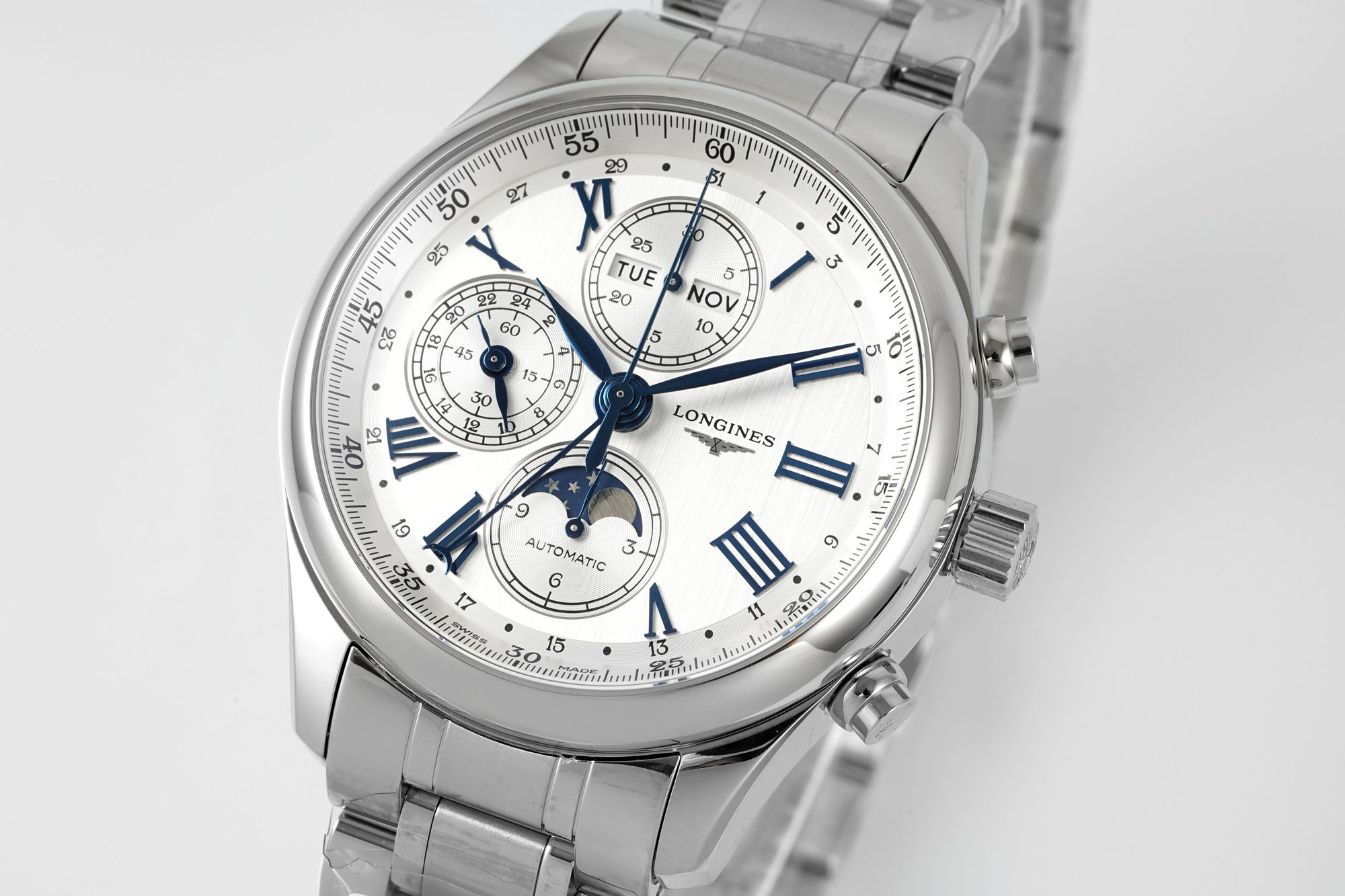 NO:602002,Details of the new model are on the market [Celebrate][Celebrate][Celebrate] AF Longines Master 8-pin moon phase function watch series (equipped with 7751 movement) The 42MM stainless steel case has been polished and continues the elegance of Longines. The adjustment button for the day of the week is hidden on the left side of the case, and the two conventional sports watch buttons and the crown in the middle are on the right side of the case.  The classic 'silver wheat grain' textured dial has all the complex functions arranged in an orderly manner. In addition to the four large hands, the hour and minute hands, the other two are a large moving seconds hand and a calendar hand with a small crescent at the end.  The rest of the complex functions are distributed on the dial in the form of 3 small dials. The 12 o'clock small dial condenses the three functions. The left side is the weekly calendar, the right side is the monthly calendar. The small blue hand in the middle belongs to the 30-minute timing of the timing system; there are two hands on the 9 o'clock small dial, and the lower needle is called  The short hand shows the 24-hour hour hand, so you can distinguish AM and M when wearing it. The upper hand is the ultra-short hand, which is the second hand. The small dial at 6 o'clock is the moon phase zone we are most familiar with. But there are still two functions. The pointer in the small dial is the GMT in the timing system.  12-hour timekeeping. The watch has a transparent back, and the movement is clearly visible through the magic window. The autopilot is well polished, which is enough to show AF's watchmaking standards. The Longines 8-hand moon phase watch has become world-famous and satisfies watch lovers who like complex functions and astronomical features. AF perfectly replicates the exquisite moon phase watch, allowing you to understand the moon phase cycle at any time, with clear reading and elegant wearing.,,longines19860909新款细节图上市[庆祝][庆祝][庆祝] AF浪琴名匠8针月相功能腕表系列（搭载7751机芯） 42MM精钢表壳经过抛光处理,延续了浪琴的优雅气质,表壳左侧隐藏了星期历的调节按钮,表壳右侧则是常规的运动表两大按钮和中间的表冠. 经典“银色麦粒饰纹”作为纹理的表盘上有序排布着所有的复杂功能,四根大指针除了时针和分针另外两根是运动大秒针和末端带小月牙的日历针. 其余复杂功能通过3个小表盘的形式分布在表盘中,12点小盘凝聚了三个功能左侧是星期历,右侧是月历,中间的小蓝针归属于计时系统的30分钟计时；9点钟小盘上有两个指针,下面的针叫短针,显示着24小时制的时针,这样戴着它就能区分AM和M.上面的针是超短针,它才是秒针.6点钟小盘是我们最熟悉的月相地带.不过依然是两个功能小盘里的指针是计时系统中的GMT 12小时计时. 腕表做了背透,通过魔术窗里面的机芯清晰可见,自动舵有不错的打磨,足以见得AF的制表水准. 浪琴8针月相腕表已闻名世界,满足喜好复杂功能和天文特色的腕表爱好者. AF完美复制精妙的月相腕表,令您随时了解月相周期,读时清晰,佩戴优雅.,,longines,Watch