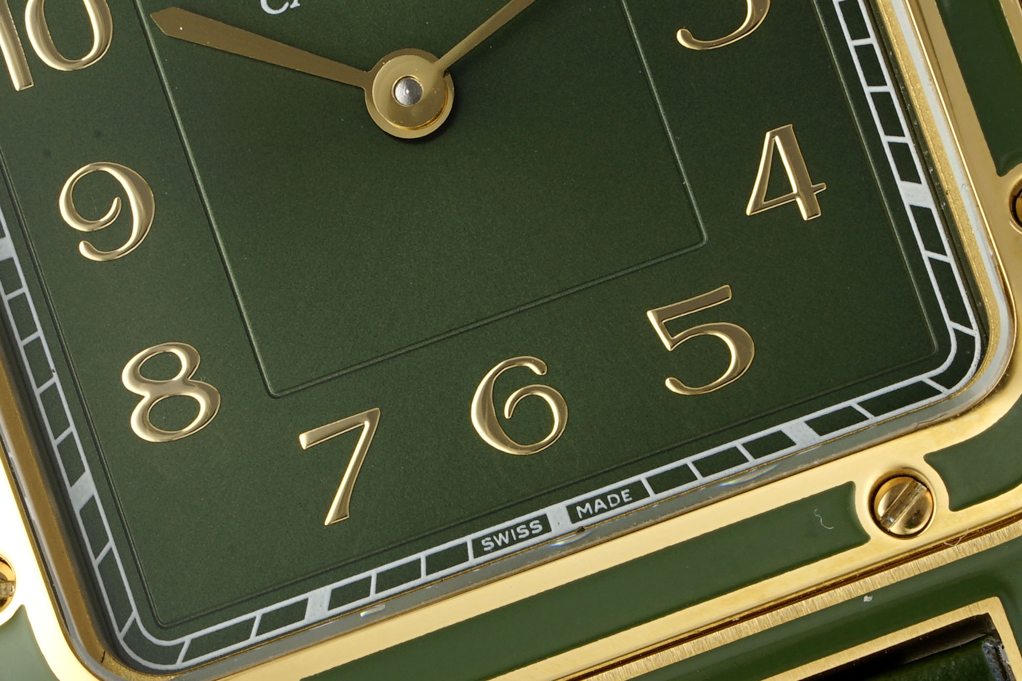 山度士烤漆款瑞士石英
小号27.5*38mm
中号31.4*43.5mm
新款隆重上市🎉🎉🎉