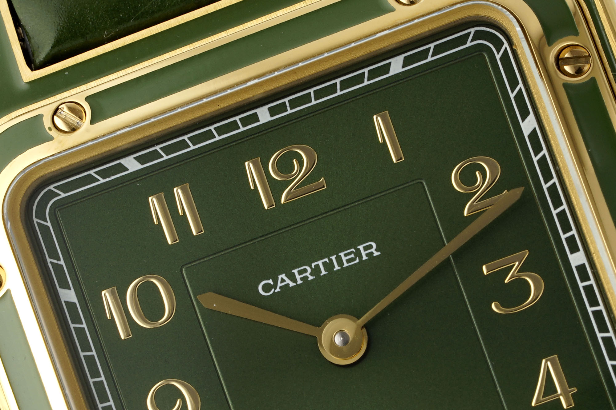 山度士烤漆款瑞士石英
小号27.5*38mm
中号31.4*43.5mm
新款隆重上市🎉🎉🎉