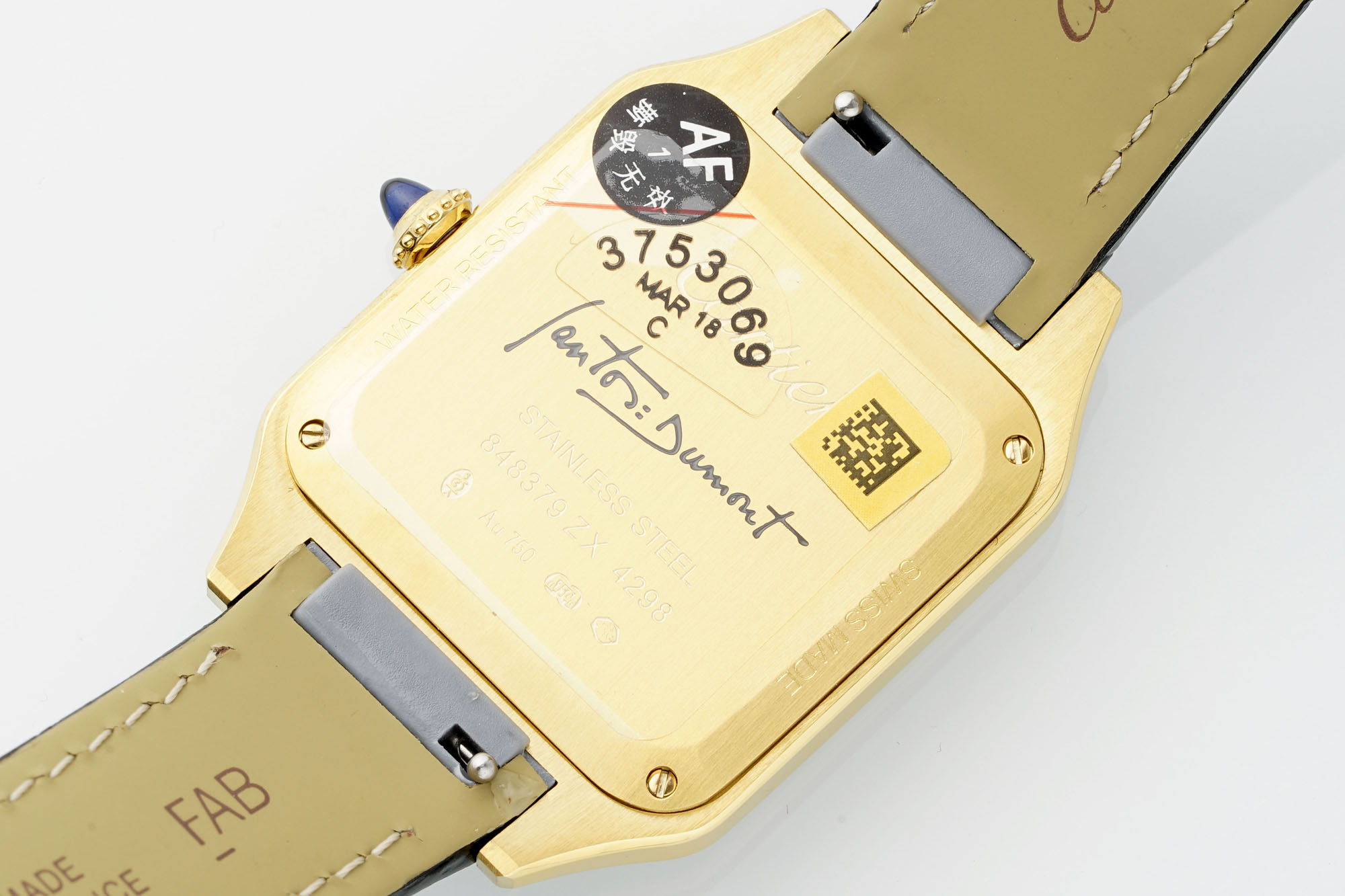 山度士烤漆款瑞士石英
小号27.5*38mm
中号31.4*43.5mm
新款隆重上市🎉🎉🎉