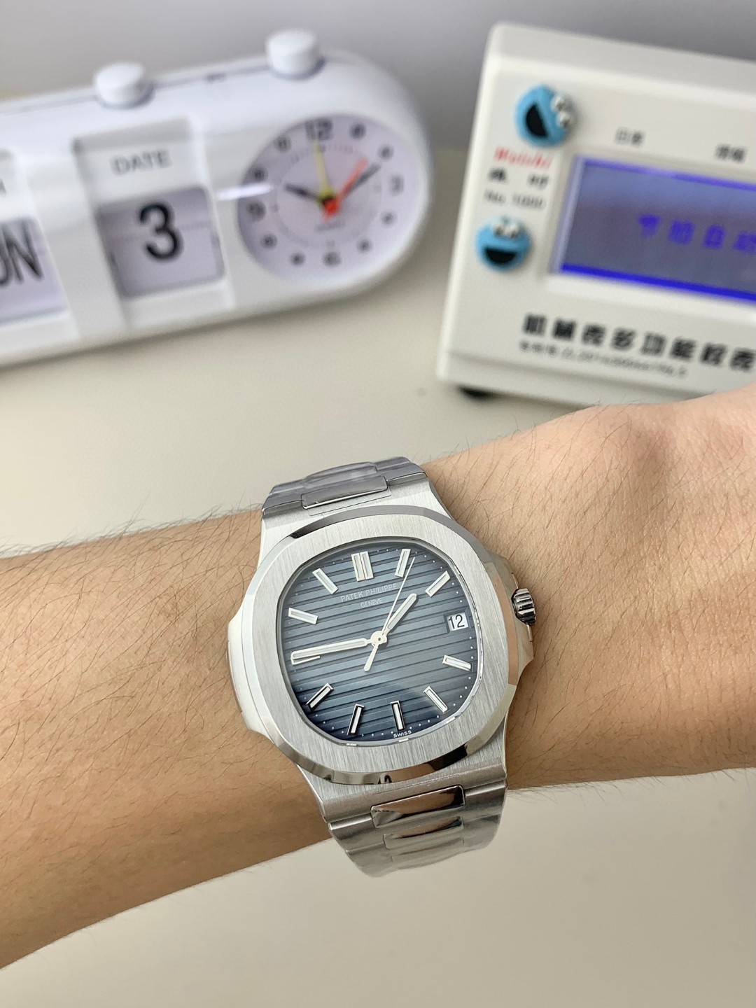 Unknown 来袭‼ ⌚ 价别错过～名额有限‼ 只降价格不降品质‼ 买就送豪华 五件套包装 让你送人倍有面 夏天漏手腕的季节到了