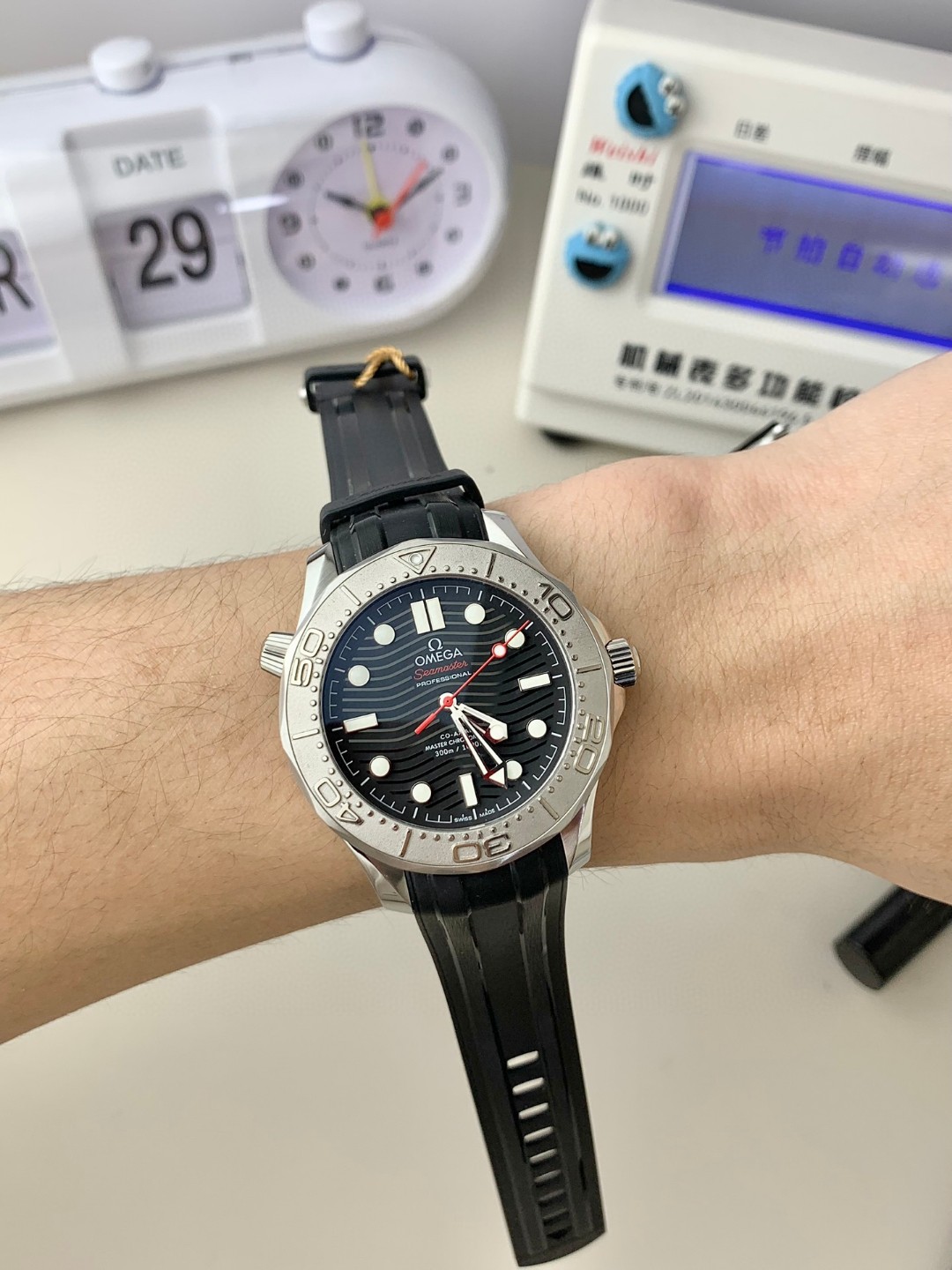 Unknown 来袭‼ ⌚ 价别错过～名额有限‼ 只降价格不降品质‼ 买就送豪华 五件套包装 让你送人倍有面 夏天漏手腕的季节到了