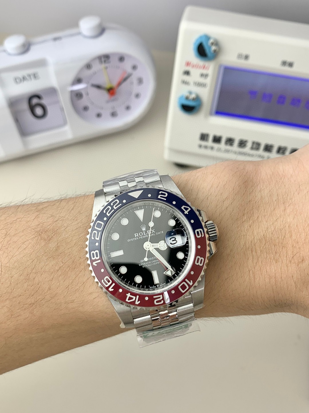 Unknown 来袭‼ ⌚ 价别错过～名额有限‼ 只降价格不降品质‼ 买就送豪华 五件套包装 让你送人倍有面 夏天漏手腕的季节到了