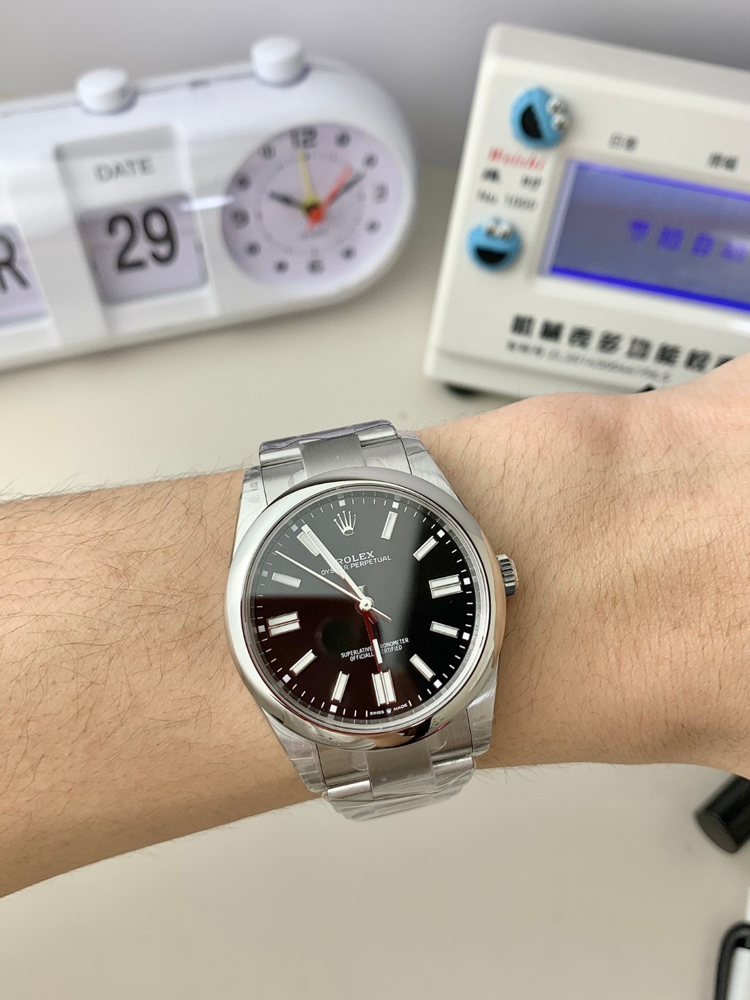 Unknown 来袭‼ ⌚ 价别错过～名额有限‼ 只降价格不降品质‼ 买就送豪华 五件套包装 让你送人倍有面 夏天漏手腕的季节到了