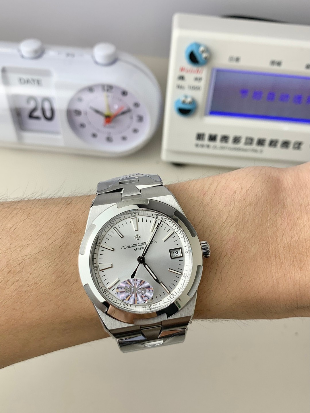 Unknown 来袭‼ ⌚ 价别错过～名额有限‼ 只降价格不降品质‼ 买就送豪华 五件套包装 让你送人倍有面 夏天漏手腕的季节到了