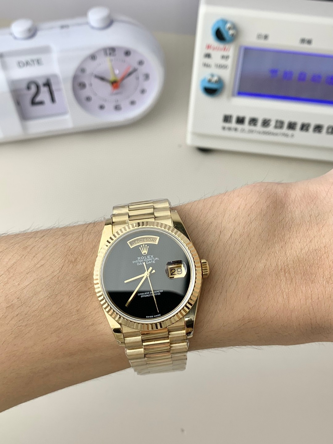 Unknown 来袭‼ ⌚ 价别错过～名额有限‼ 只降价格不降品质‼ 买就送豪华 五件套包装 让你送人倍有面 夏天漏手腕的季节到了