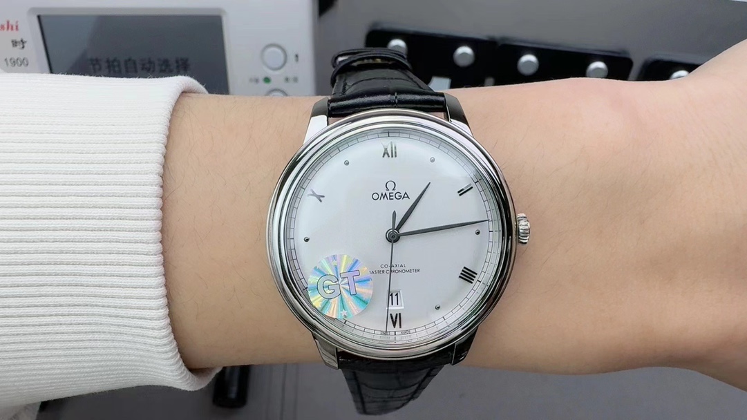 Unknown 来袭‼ ⌚ 价别错过～名额有限‼ 只降价格不降品质‼ 买就送豪华 五件套包装 让你送人倍有面 夏天漏手腕的季节到了