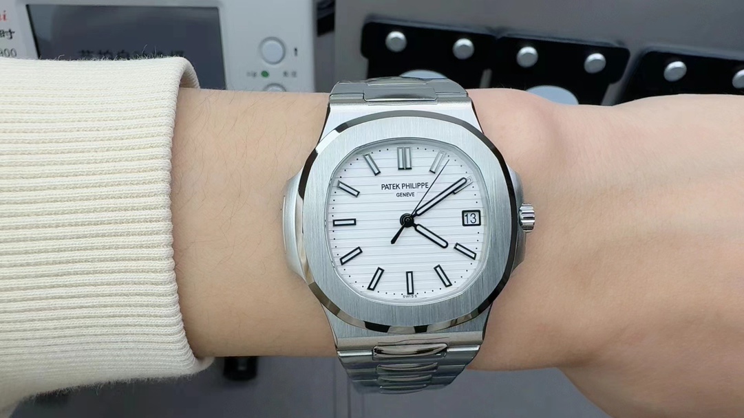 Unknown 来袭‼ ⌚ 价别错过～名额有限‼ 只降价格不降品质‼ 买就送豪华 五件套包装 让你送人倍有面 夏天漏手腕的季节到了