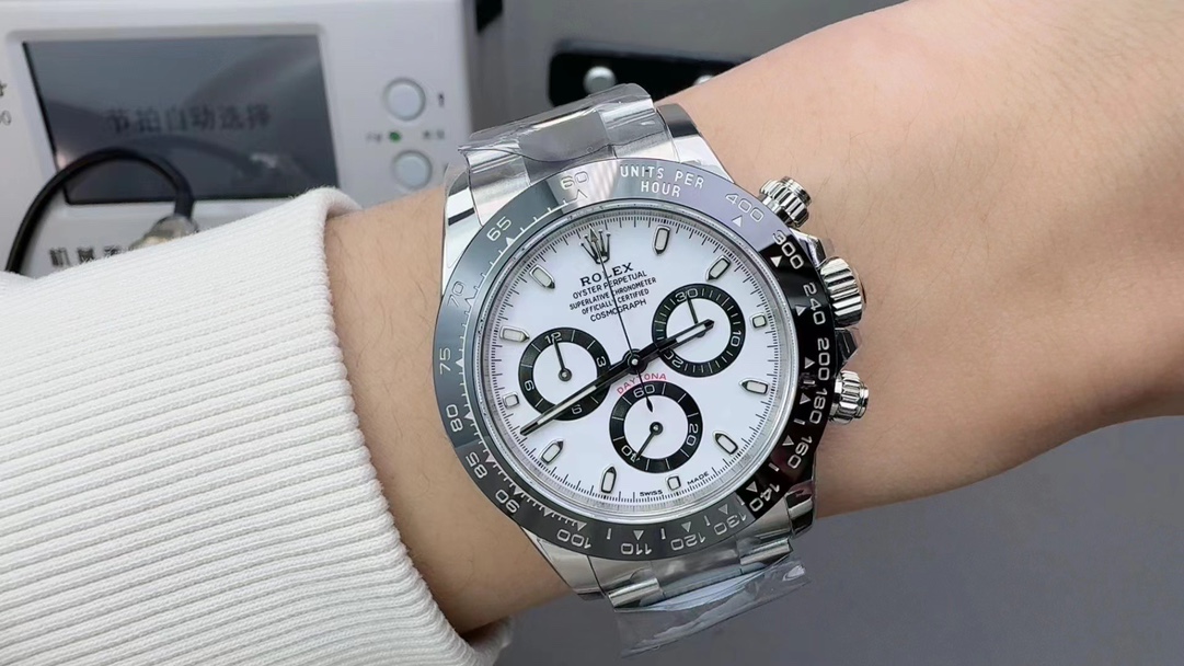 Unknown 来袭‼ ⌚ 价别错过～名额有限‼ 只降价格不降品质‼ 买就送豪华 五件套包装 让你送人倍有面 夏天漏手腕的季节到了