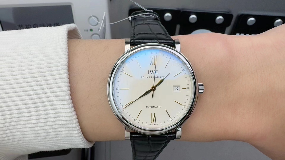 Unknown 来袭‼ ⌚ 价别错过～名额有限‼ 只降价格不降品质‼ 买就送豪华 五件套包装 让你送人倍有面 夏天漏手腕的季节到了