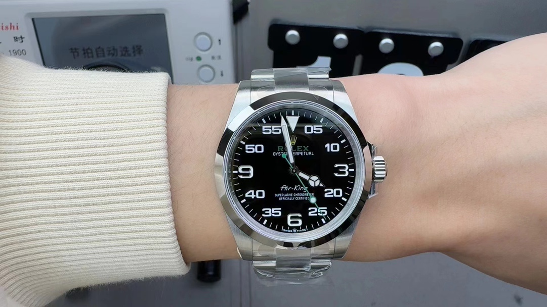 Unknown 来袭‼ ⌚ 价别错过～名额有限‼ 只降价格不降品质‼ 买就送豪华 五件套包装 让你送人倍有面 夏天漏手腕的季节到了