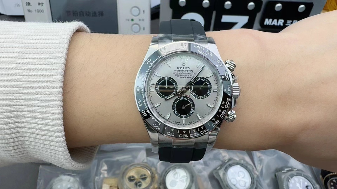 Unknown 来袭‼ ⌚ 价别错过～名额有限‼ 只降价格不降品质‼ 买就送豪华 五件套包装 让你送人倍有面 夏天漏手腕的季节到了