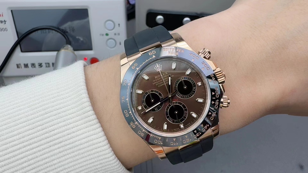 Unknown 来袭‼ ⌚ 价别错过～名额有限‼ 只降价格不降品质‼ 买就送豪华 五件套包装 让你送人倍有面 夏天漏手腕的季节到了