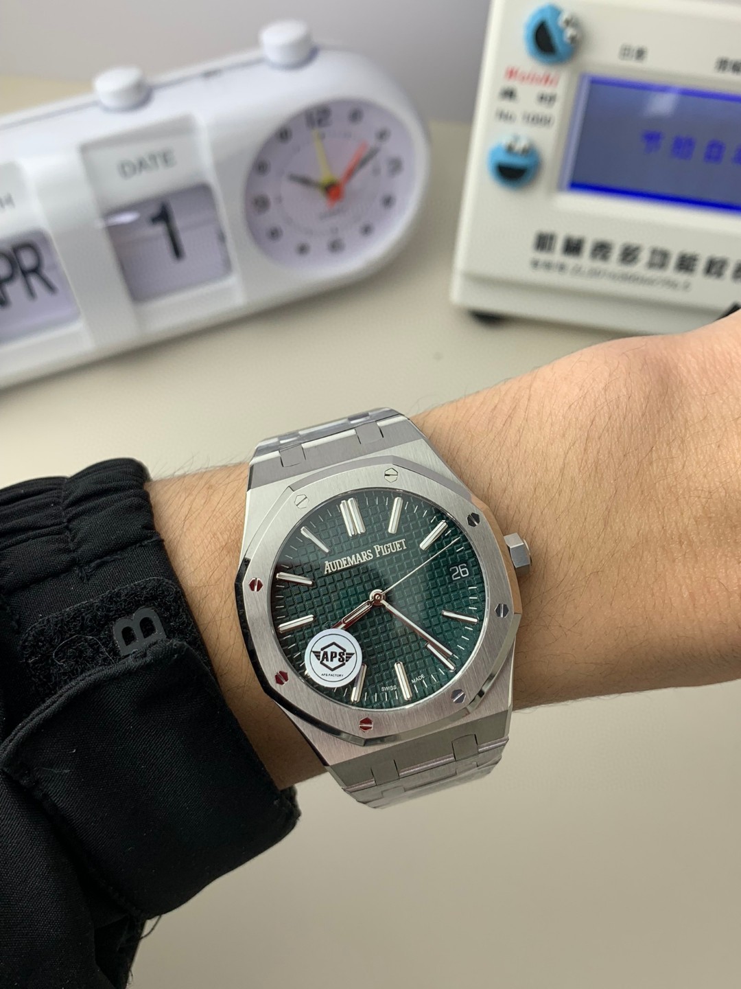 Unknown ⌚ 部分款式 来袭‼ ⌚ 价别错过～名额有限‼ 只降价格不降品质‼ 买就送豪华 五件套包装 让你送人倍有面 夏天漏手腕的季节到了