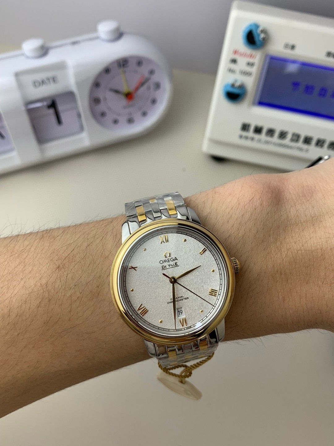 Unknown ⌚ 部分款式 来袭‼ ⌚ 价别错过～名额有限‼ 只降价格不降品质‼ 买就送豪华 五件套包装 让你送人倍有面 夏天漏手腕的季节到了