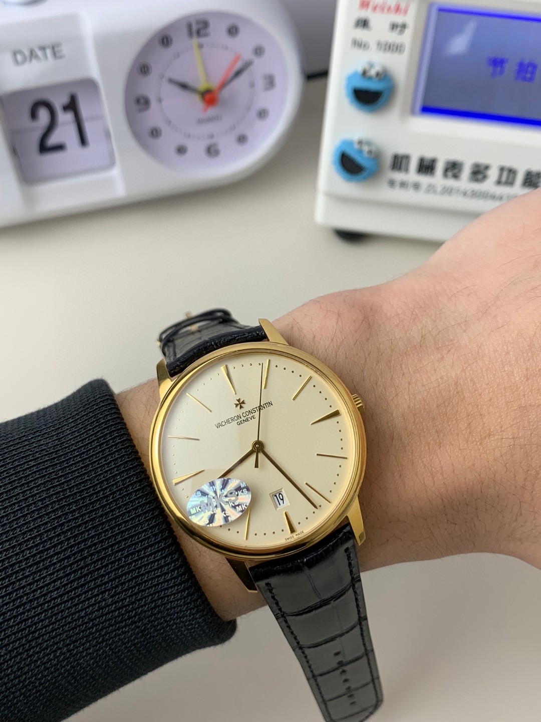 Unknown 来袭‼ ⌚ 价别错过～名额有限‼ 只降价格不降品质‼ 买就送豪华 五件套包装 让你送人倍有面 夏天漏手腕的季节到了