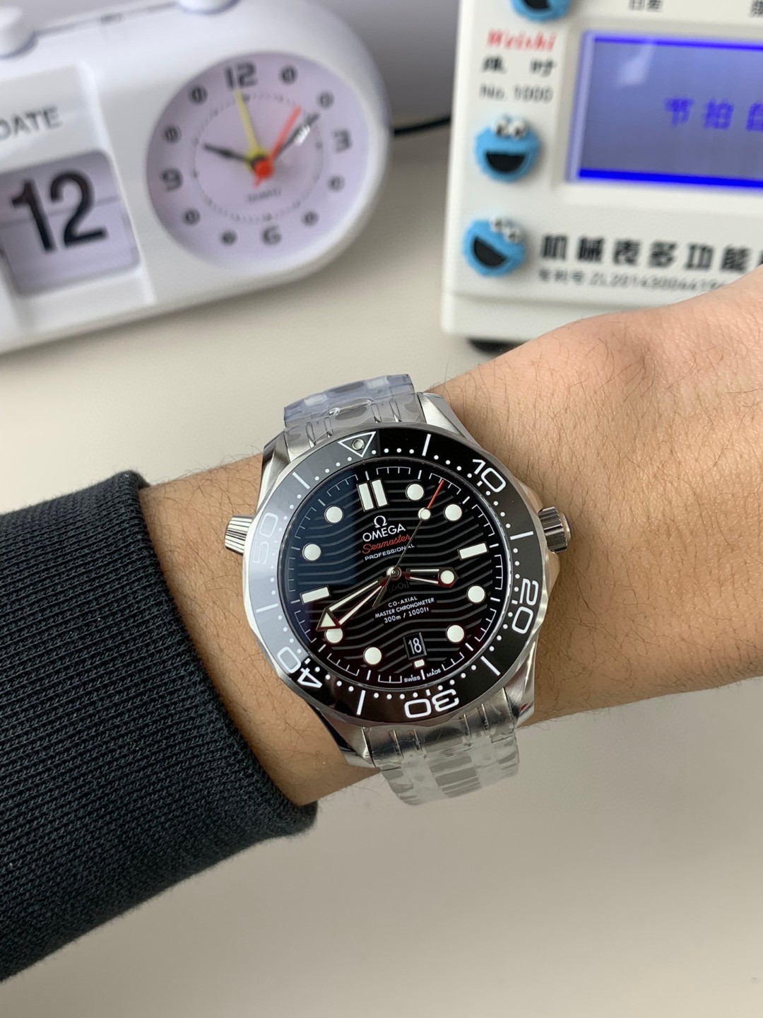 Unknown 来袭‼ ⌚ 价别错过～名额有限‼ 只降价格不降品质‼ 买就送豪华 五件套包装 让你送人倍有面 夏天漏手腕的季节到了