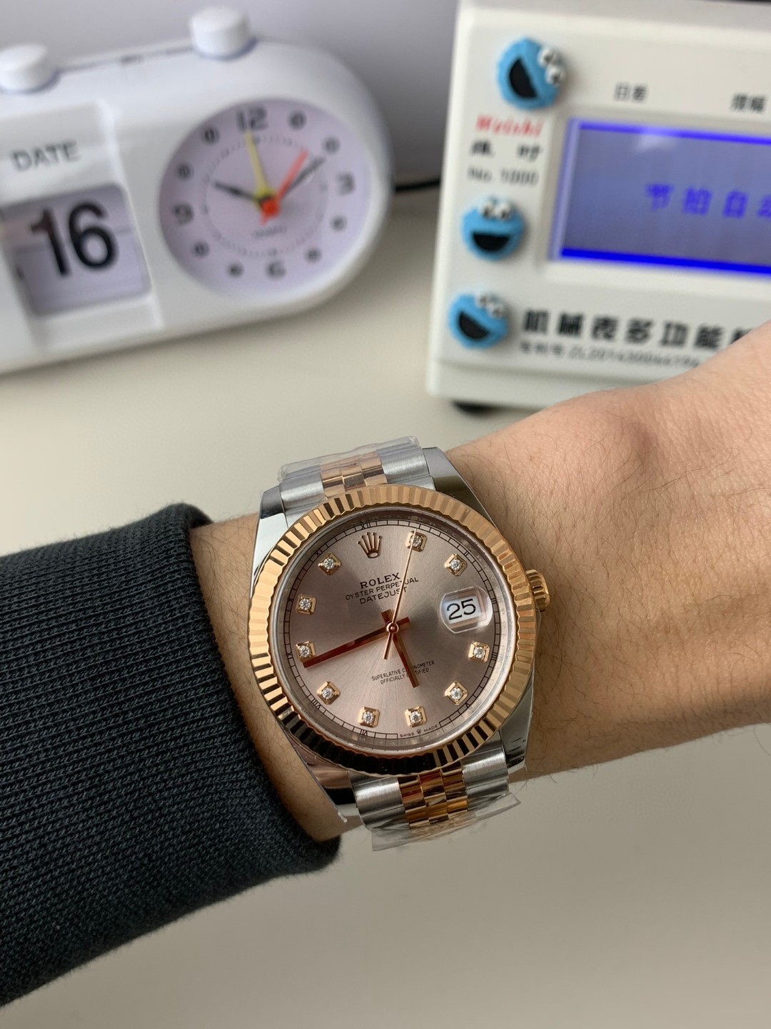 Unknown 来袭‼ ⌚ 价别错过～名额有限‼ 只降价格不降品质‼ 买就送豪华 五件套包装 让你送人倍有面 夏天漏手腕的季节到了