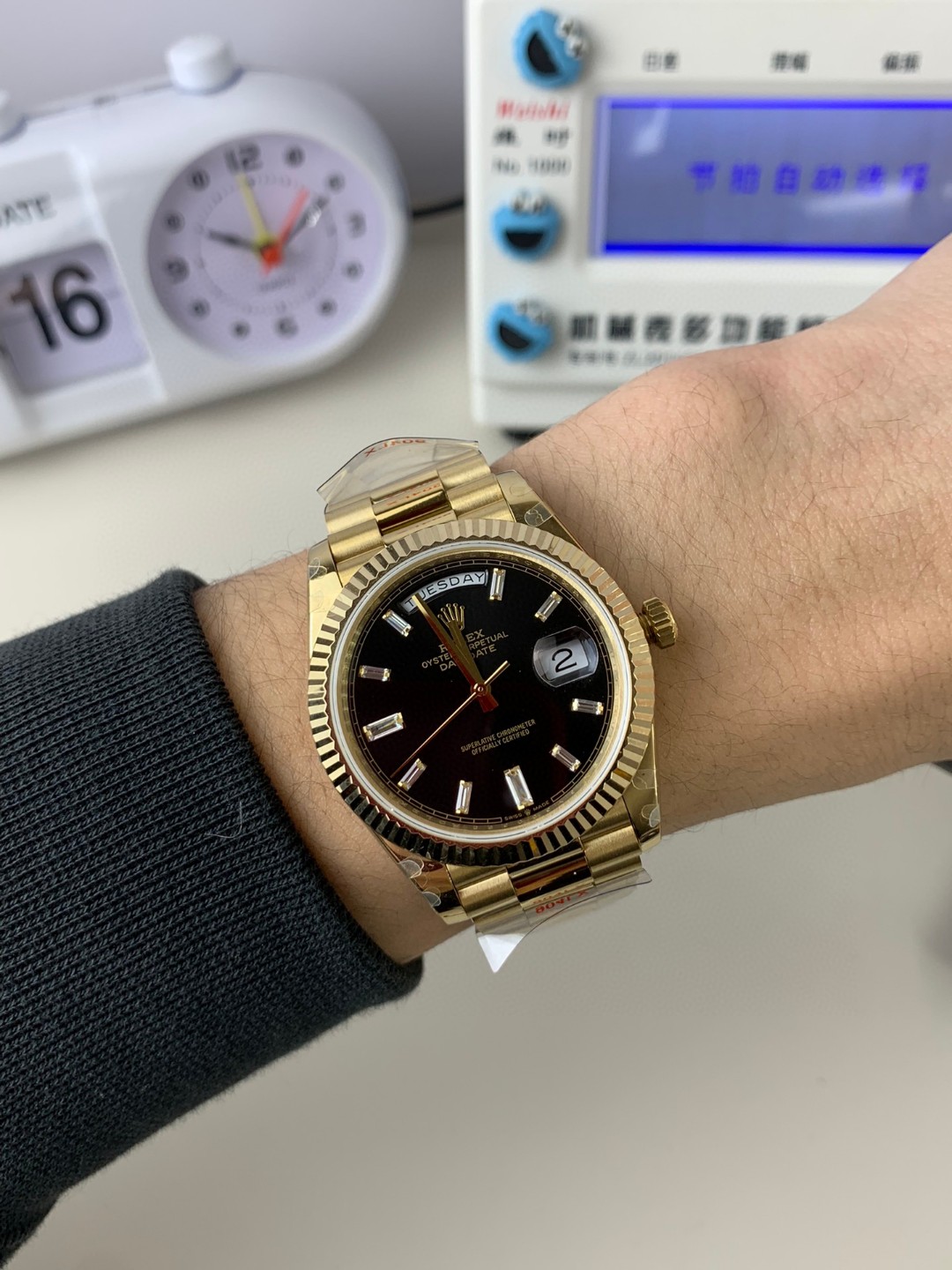 Unknown 来袭‼ ⌚ 价别错过～名额有限‼ 只降价格不降品质‼ 买就送豪华 五件套包装 让你送人倍有面 夏天漏手腕的季节到了