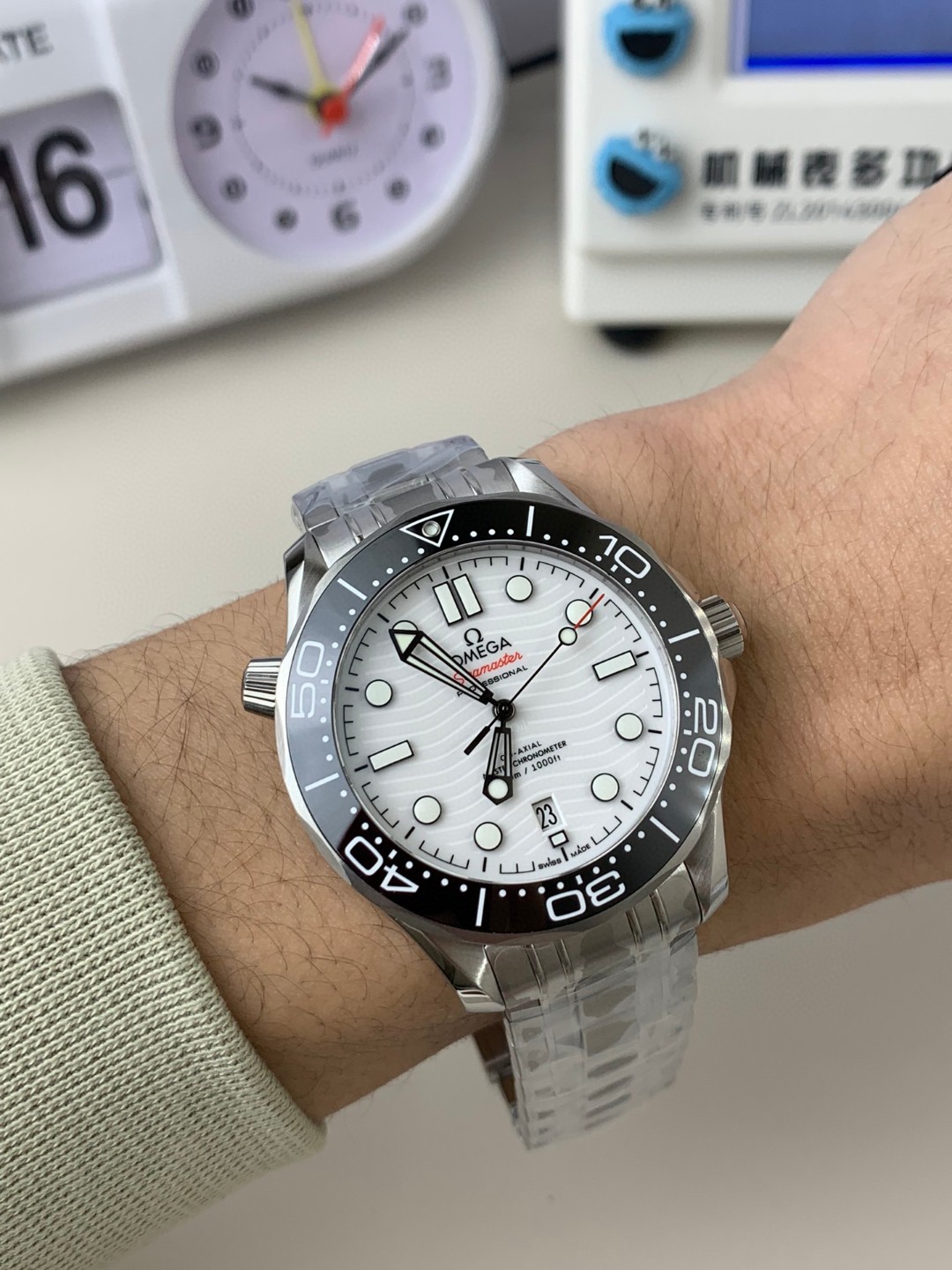Unknown ⌚ 部分款式 来袭‼ ⌚ 价别错过～名额有限‼ 只降价格不降品质‼ 买就送豪华 五件套包装 让你送人倍有面 夏天漏手腕的季节到了