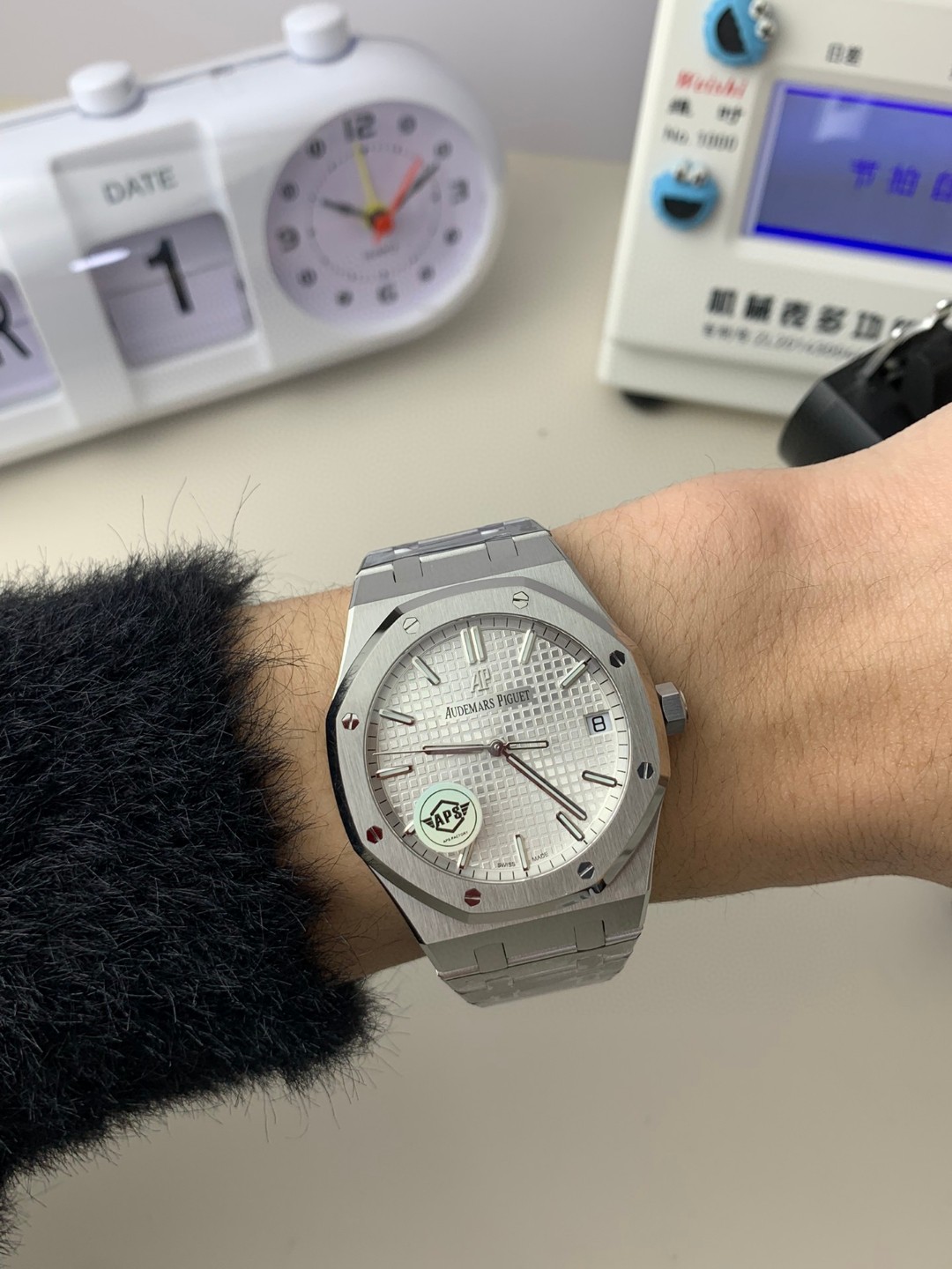 Unknown ⌚ 部分款式 来袭‼ ⌚ 价别错过～名额有限‼ 只降价格不降品质‼ 买就送豪华 五件套包装 让你送人倍有面 夏天漏手腕的季节到了