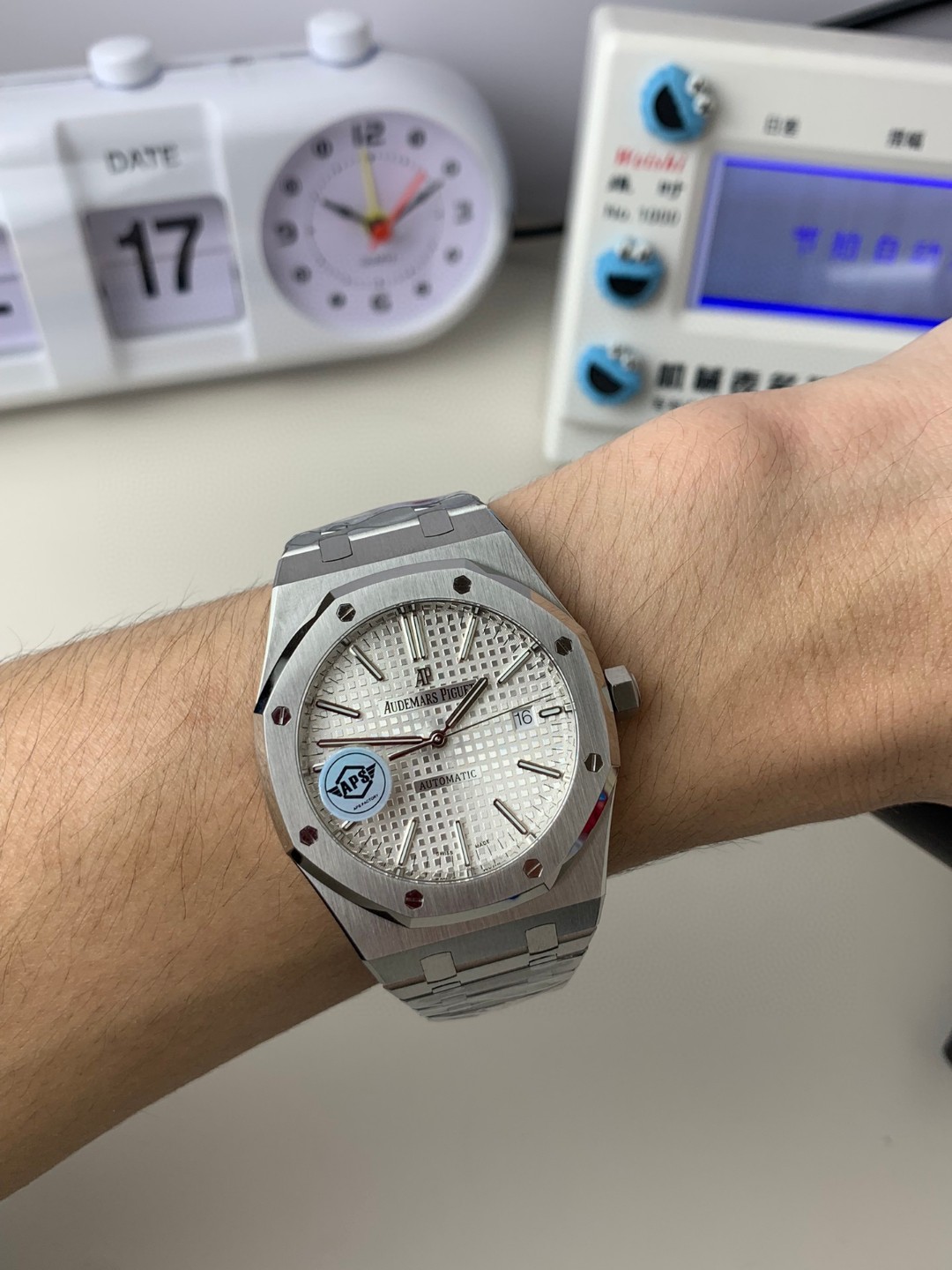 Unknown ⌚ 部分款式 来袭‼ ⌚ 价别错过～名额有限‼ 只降价格不降品质‼ 买就送豪华 五件套包装 让你送人倍有面 夏天漏手腕的季节到了