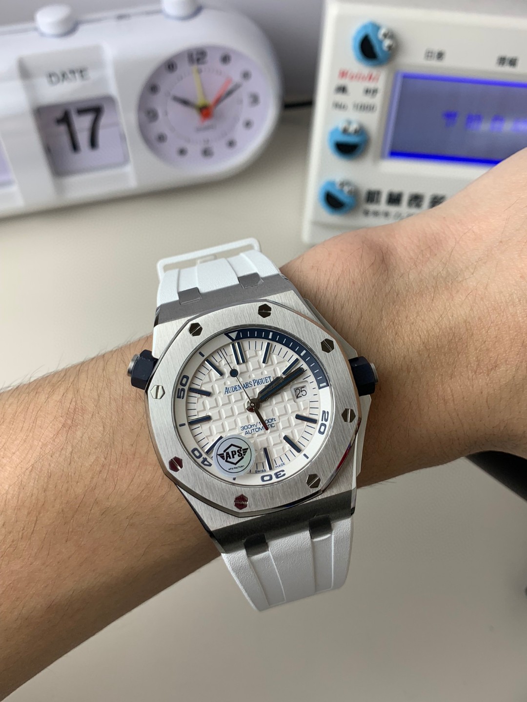 Unknown ⌚ 部分款式 来袭‼ ⌚ 价别错过～名额有限‼ 只降价格不降品质‼ 买就送豪华 五件套包装 让你送人倍有面 夏天漏手腕的季节到了