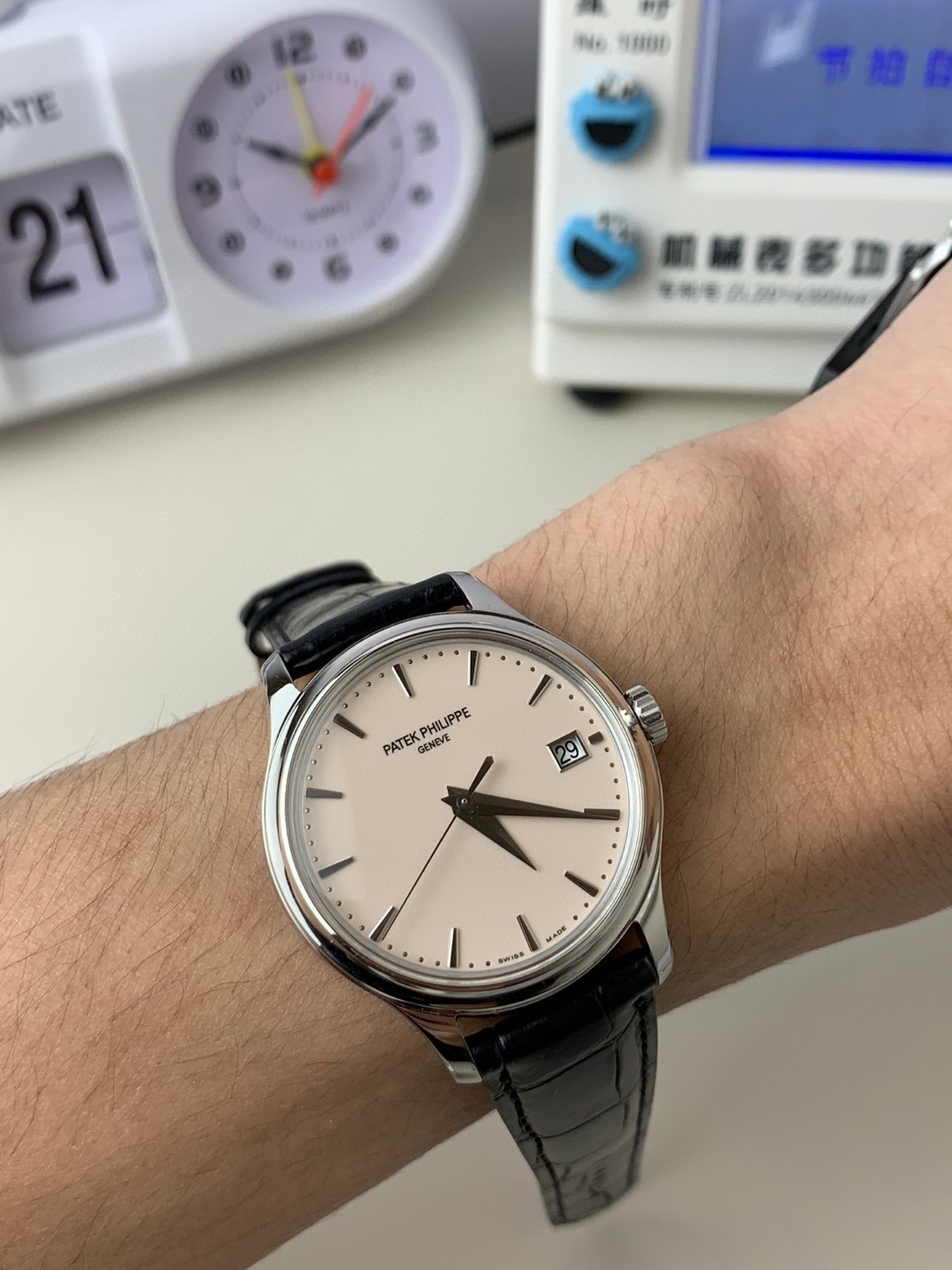 Unknown ⌚ 部分款式 来袭‼ ⌚ 价别错过～名额有限‼ 只降价格不降品质‼ 买就送豪华 五件套包装 让你送人倍有面 夏天漏手腕的季节到了
