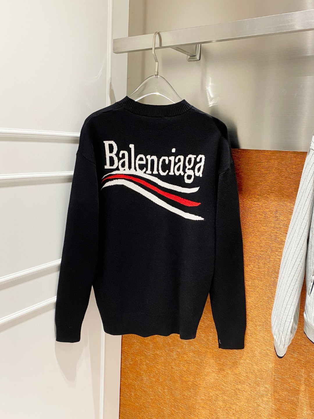 P240 巴黎世家可乐经典字母提花针织衫，Balenciaga 针织圆领毛衣，采用定染定纺纱线、对色对版打造 全套定制辅料 细节决定成败 重磅秋冬新款 单品重工高克重 柔软细腻不扎身  上身效果非常nice  宽松版型 男女同款    

尺码S M L

S胸围110肩宽51袖长60衣长68
M胸围114肩宽52袖长61衣长69
L胸围118肩宽54袖长62衣长70