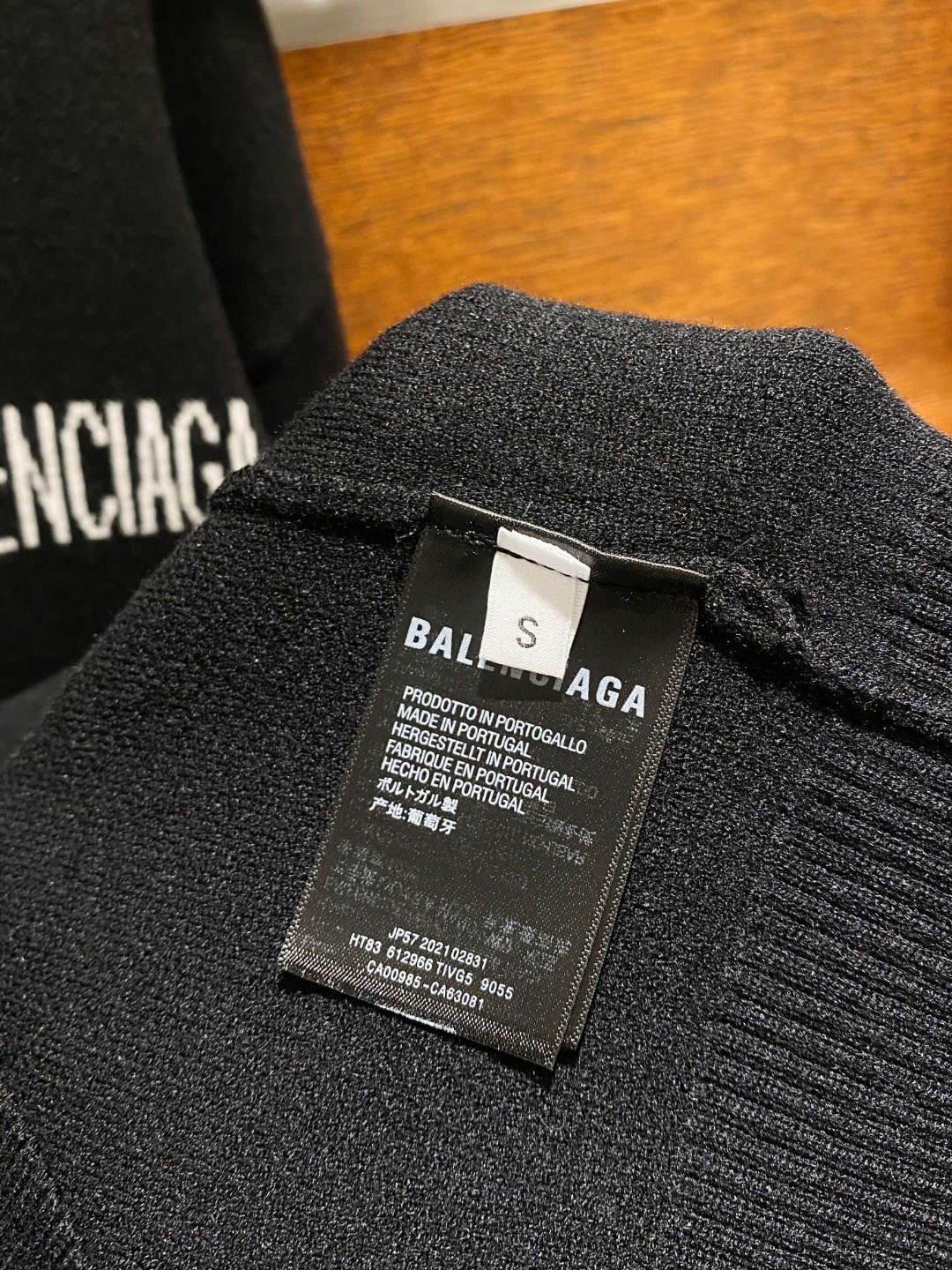 P240 巴黎世家可乐经典字母提花针织衫，Balenciaga 针织圆领毛衣，采用定染定纺纱线、对色对版打造 全套定制辅料 细节决定成败 重磅秋冬新款 单品重工高克重 柔软细腻不扎身  上身效果非常nice  宽松版型 男女同款    

尺码S M L

S胸围110肩宽51袖长60衣长68
M胸围114肩宽52袖长61衣长69
L胸围118肩宽54袖长62衣长70