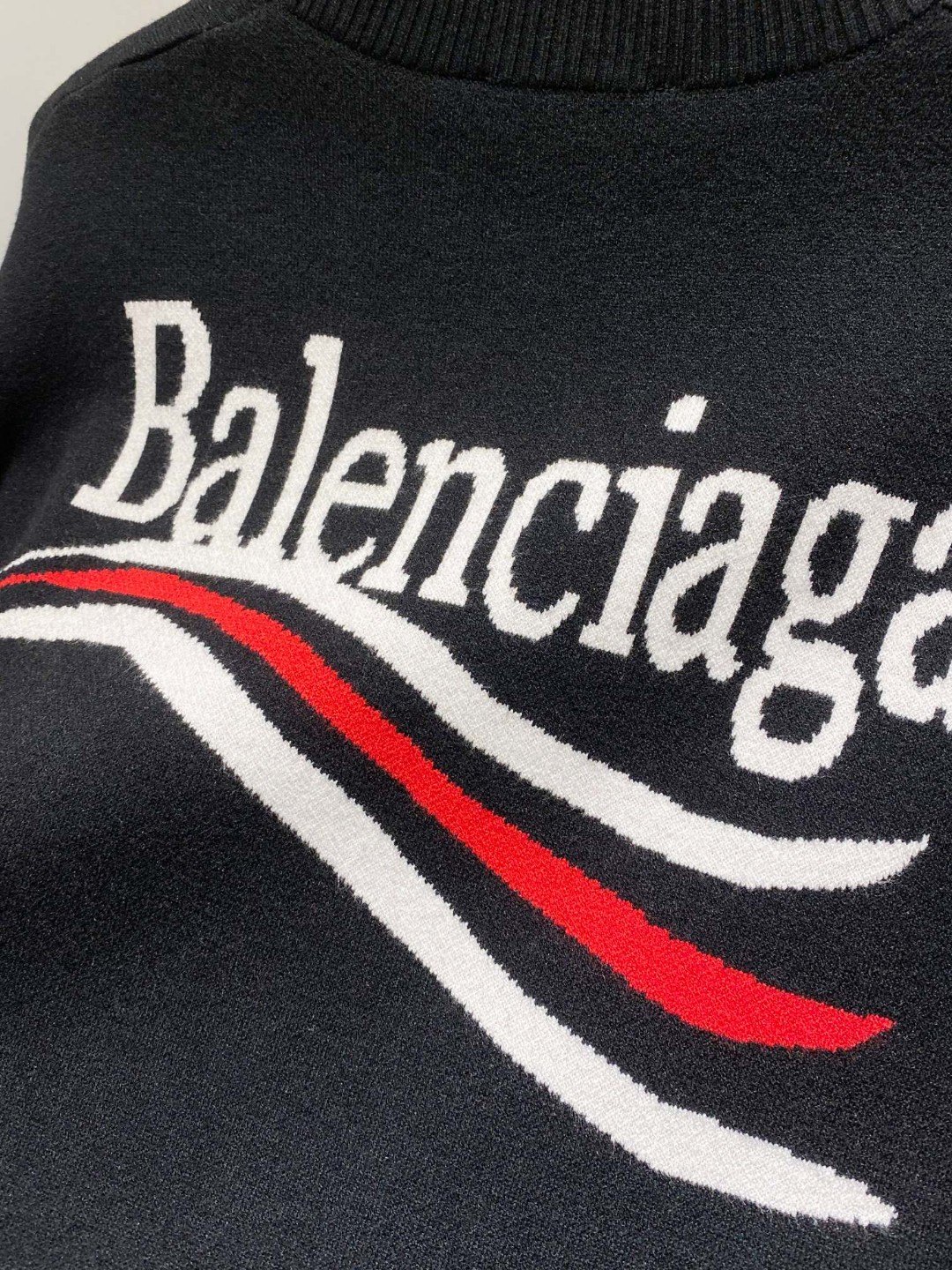 P240 巴黎世家可乐经典字母提花针织衫，Balenciaga 针织圆领毛衣，采用定染定纺纱线、对色对版打造 全套定制辅料 细节决定成败 重磅秋冬新款 单品重工高克重 柔软细腻不扎身  上身效果非常nice  宽松版型 男女同款    

尺码S M L

S胸围110肩宽51袖长60衣长68
M胸围114肩宽52袖长61衣长69
L胸围118肩宽54袖长62衣长70