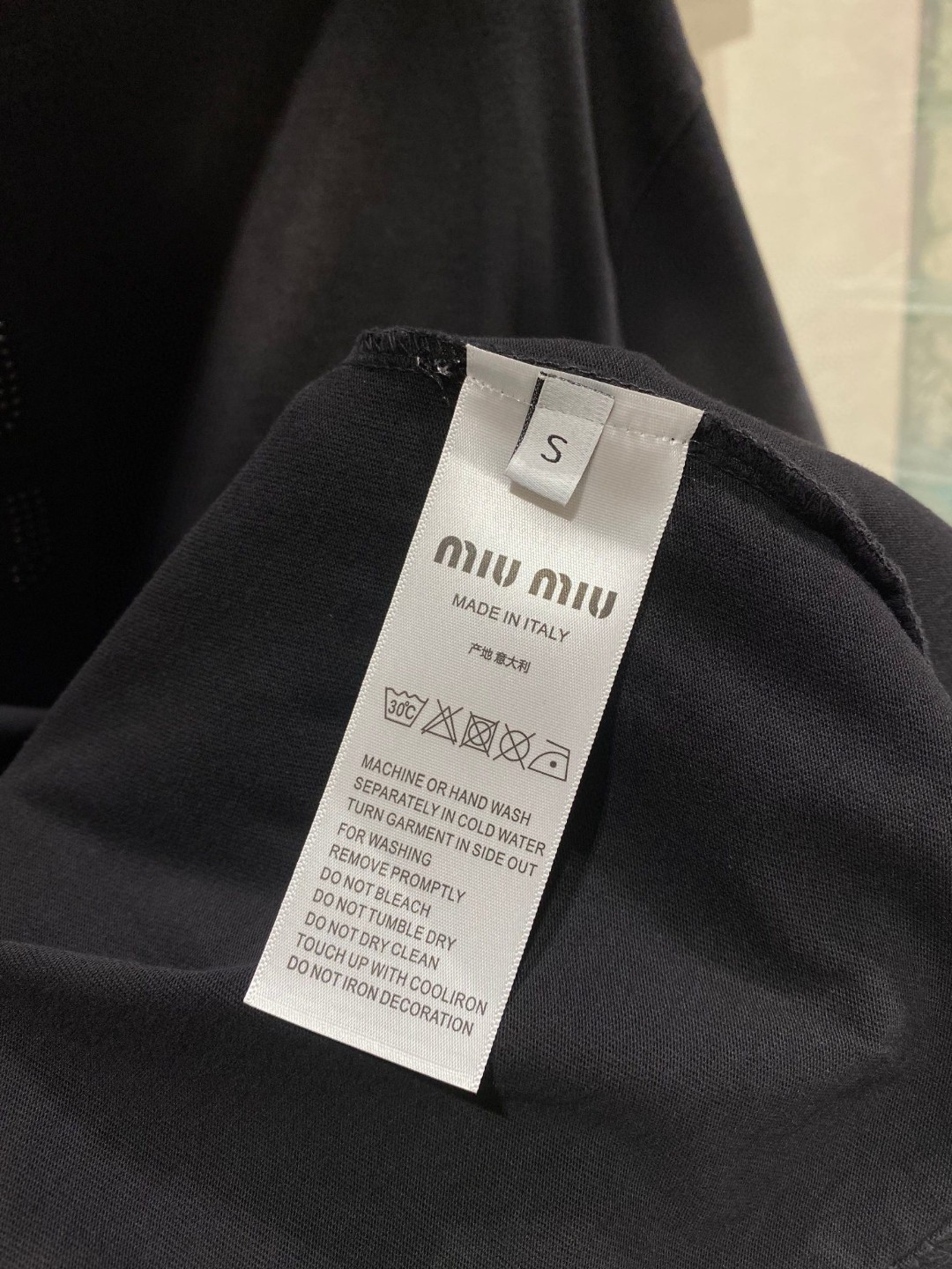 P190 巴黎世家联名烫钻款短袖T恤,BALENCIAGA * MUI MUI 25SS早春新款 进口澳洲钻MUI ➕ 立体厚板巴黎世家高温烫压,轻奢主义 男女日常通勤穿搭必备单品!
280克100% 纯棉双纱汗布面料,同缸定染特种加粗32支双股1X1螺纹,成衣做件染 再做褪色炒雪花工艺 再水洗做旧,普洗提升效果,双针车线跨缝工艺,原版主唛水洗吊牌品牌防潮纸包装!
尺码:S-XL
S码 胸围112肩宽54袖长20衣长71
M码 胸围116肩宽55袖长20衣长72
L码 胸围120肩宽56袖长21衣长73
XL码 胸围124肩宽57袖长21衣长74