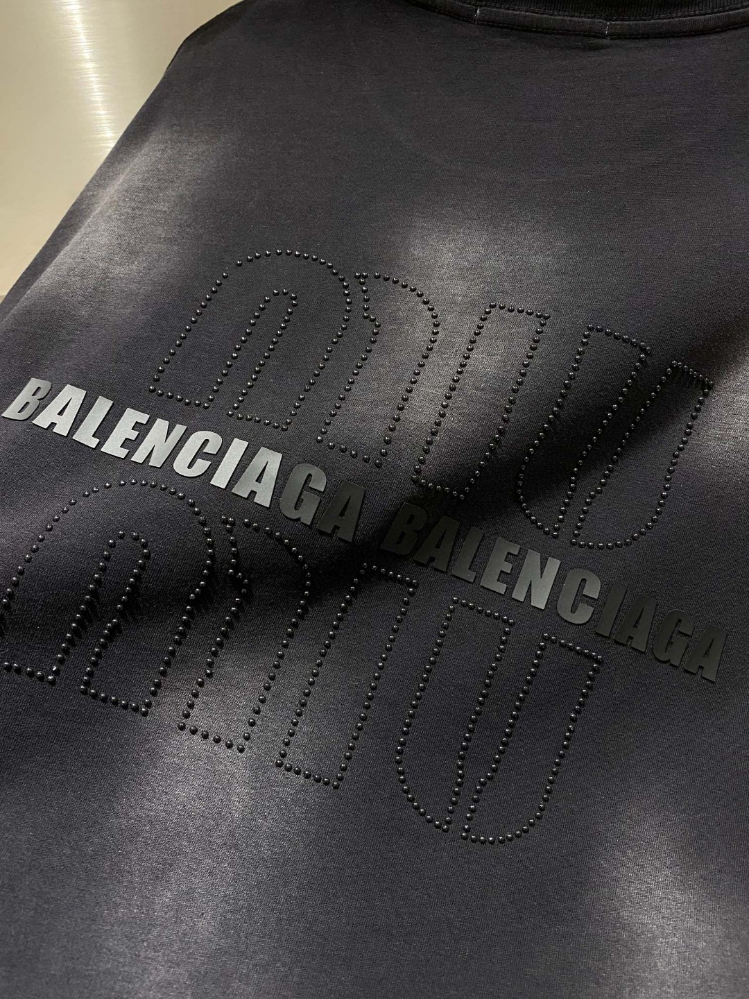 P190 巴黎世家联名烫钻款短袖T恤,BALENCIAGA * MUI MUI 25SS早春新款 进口澳洲钻MUI ➕ 立体厚板巴黎世家高温烫压,轻奢主义 男女日常通勤穿搭必备单品!
280克100% 纯棉双纱汗布面料,同缸定染特种加粗32支双股1X1螺纹,成衣做件染 再做褪色炒雪花工艺 再水洗做旧,普洗提升效果,双针车线跨缝工艺,原版主唛水洗吊牌品牌防潮纸包装!
尺码:S-XL
S码 胸围112肩宽54袖长20衣长71
M码 胸围116肩宽55袖长20衣长72
L码 胸围120肩宽56袖长21衣长73
XL码 胸围124肩宽57袖长21衣长74