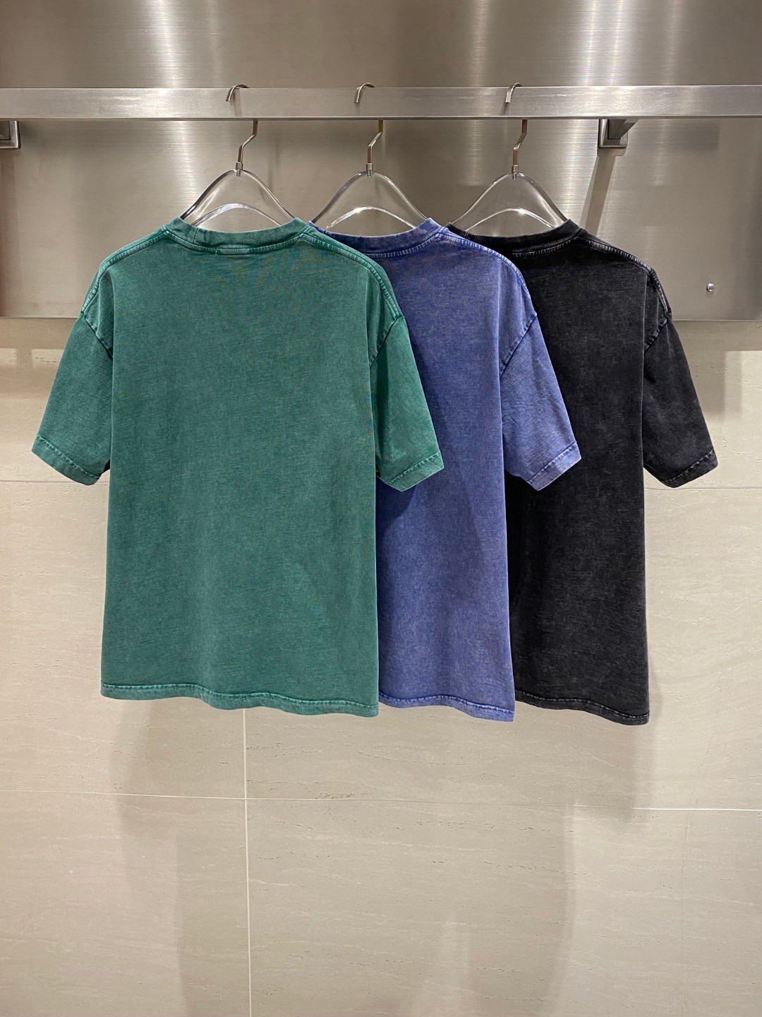 P180 巴黎世家铜片字母短袖T恤，BALENCIAGA 25SS早春新款立体厚版字母➕进口铜片烫珠片，轻奢主义 男女日常通勤穿搭必备单品

280克100% 纯棉双纱汗布面料，同缸定染特种加粗32支双股1X1螺纹，成衣做件染 再做褪色炒雪花工艺 再水洗做旧，普洗提升效果，双针车线跨缝工艺，原版主唛水洗吊牌品牌防潮纸包装！

尺码：S-XL
S码 胸围112肩宽54袖长20衣长71
M码 胸围116肩宽55袖长20衣长72
L码 胸围120肩宽56袖长21衣长73
XL码 胸围124肩宽57袖长21衣长74

