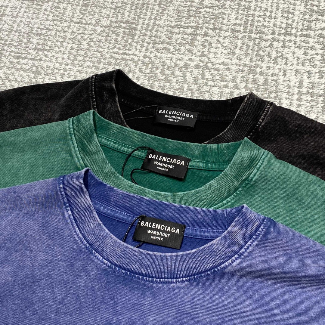 P180 巴黎世家铜片字母短袖T恤，BALENCIAGA 25SS早春新款立体厚版字母➕进口铜片烫珠片，轻奢主义 男女日常通勤穿搭必备单品

280克100% 纯棉双纱汗布面料，同缸定染特种加粗32支双股1X1螺纹，成衣做件染 再做褪色炒雪花工艺 再水洗做旧，普洗提升效果，双针车线跨缝工艺，原版主唛水洗吊牌品牌防潮纸包装！

尺码：S-XL
S码 胸围112肩宽54袖长20衣长71
M码 胸围116肩宽55袖长20衣长72
L码 胸围120肩宽56袖长21衣长73
XL码 胸围124肩宽57袖长21衣长74

