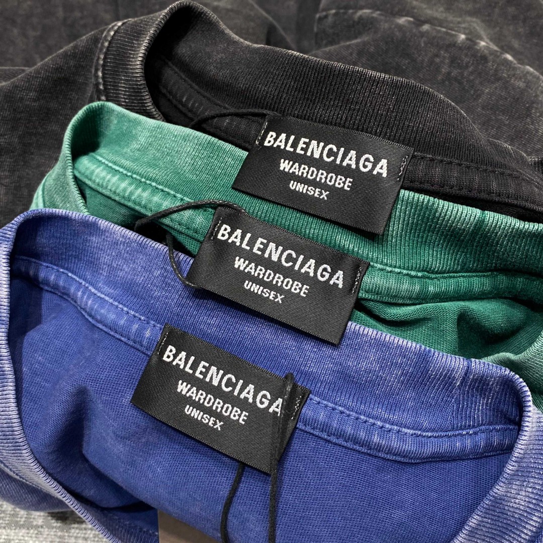 P180 巴黎世家铜片字母短袖T恤，BALENCIAGA 25SS早春新款立体厚版字母➕进口铜片烫珠片，轻奢主义 男女日常通勤穿搭必备单品

280克100% 纯棉双纱汗布面料，同缸定染特种加粗32支双股1X1螺纹，成衣做件染 再做褪色炒雪花工艺 再水洗做旧，普洗提升效果，双针车线跨缝工艺，原版主唛水洗吊牌品牌防潮纸包装！

尺码：S-XL
S码 胸围112肩宽54袖长20衣长71
M码 胸围116肩宽55袖长20衣长72
L码 胸围120肩宽56袖长21衣长73
XL码 胸围124肩宽57袖长21衣长74

