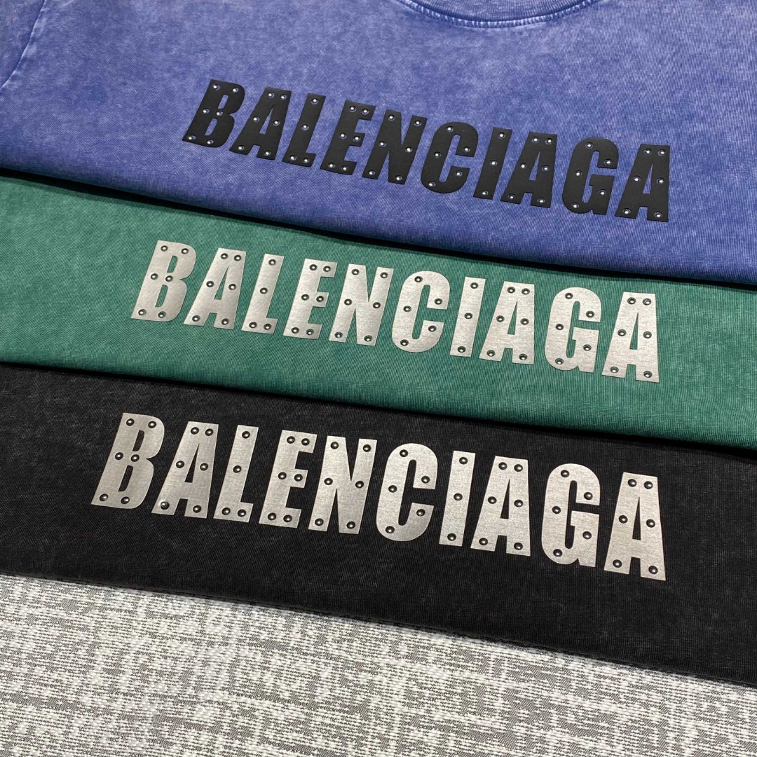 P180 巴黎世家铜片字母短袖T恤，BALENCIAGA 25SS早春新款立体厚版字母➕进口铜片烫珠片，轻奢主义 男女日常通勤穿搭必备单品

280克100% 纯棉双纱汗布面料，同缸定染特种加粗32支双股1X1螺纹，成衣做件染 再做褪色炒雪花工艺 再水洗做旧，普洗提升效果，双针车线跨缝工艺，原版主唛水洗吊牌品牌防潮纸包装！

尺码：S-XL
S码 胸围112肩宽54袖长20衣长71
M码 胸围116肩宽55袖长20衣长72
L码 胸围120肩宽56袖长21衣长73
XL码 胸围124肩宽57袖长21衣长74

