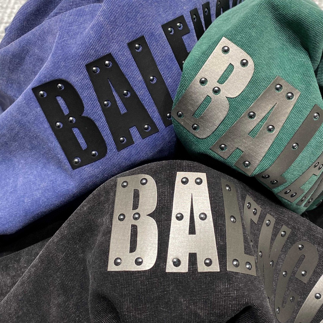 P180 巴黎世家铜片字母短袖T恤，BALENCIAGA 25SS早春新款立体厚版字母➕进口铜片烫珠片，轻奢主义 男女日常通勤穿搭必备单品

280克100% 纯棉双纱汗布面料，同缸定染特种加粗32支双股1X1螺纹，成衣做件染 再做褪色炒雪花工艺 再水洗做旧，普洗提升效果，双针车线跨缝工艺，原版主唛水洗吊牌品牌防潮纸包装！

尺码：S-XL
S码 胸围112肩宽54袖长20衣长71
M码 胸围116肩宽55袖长20衣长72
L码 胸围120肩宽56袖长21衣长73
XL码 胸围124肩宽57袖长21衣长74

