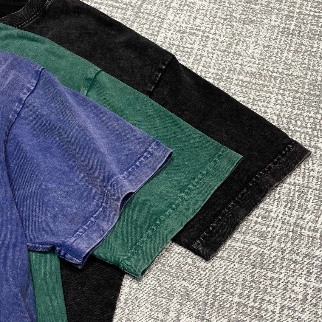 P180 巴黎世家铜片字母短袖T恤，BALENCIAGA 25SS早春新款立体厚版字母➕进口铜片烫珠片，轻奢主义 男女日常通勤穿搭必备单品

280克100% 纯棉双纱汗布面料，同缸定染特种加粗32支双股1X1螺纹，成衣做件染 再做褪色炒雪花工艺 再水洗做旧，普洗提升效果，双针车线跨缝工艺，原版主唛水洗吊牌品牌防潮纸包装！

尺码：S-XL
S码 胸围112肩宽54袖长20衣长71
M码 胸围116肩宽55袖长20衣长72
L码 胸围120肩宽56袖长21衣长73
XL码 胸围124肩宽57袖长21衣长74

