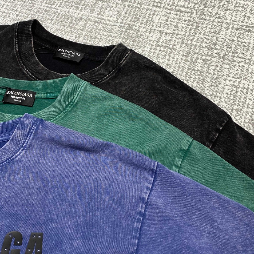 P180 巴黎世家铜片字母短袖T恤，BALENCIAGA 25SS早春新款立体厚版字母➕进口铜片烫珠片，轻奢主义 男女日常通勤穿搭必备单品

280克100% 纯棉双纱汗布面料，同缸定染特种加粗32支双股1X1螺纹，成衣做件染 再做褪色炒雪花工艺 再水洗做旧，普洗提升效果，双针车线跨缝工艺，原版主唛水洗吊牌品牌防潮纸包装！

尺码：S-XL
S码 胸围112肩宽54袖长20衣长71
M码 胸围116肩宽55袖长20衣长72
L码 胸围120肩宽56袖长21衣长73
XL码 胸围124肩宽57袖长21衣长74

