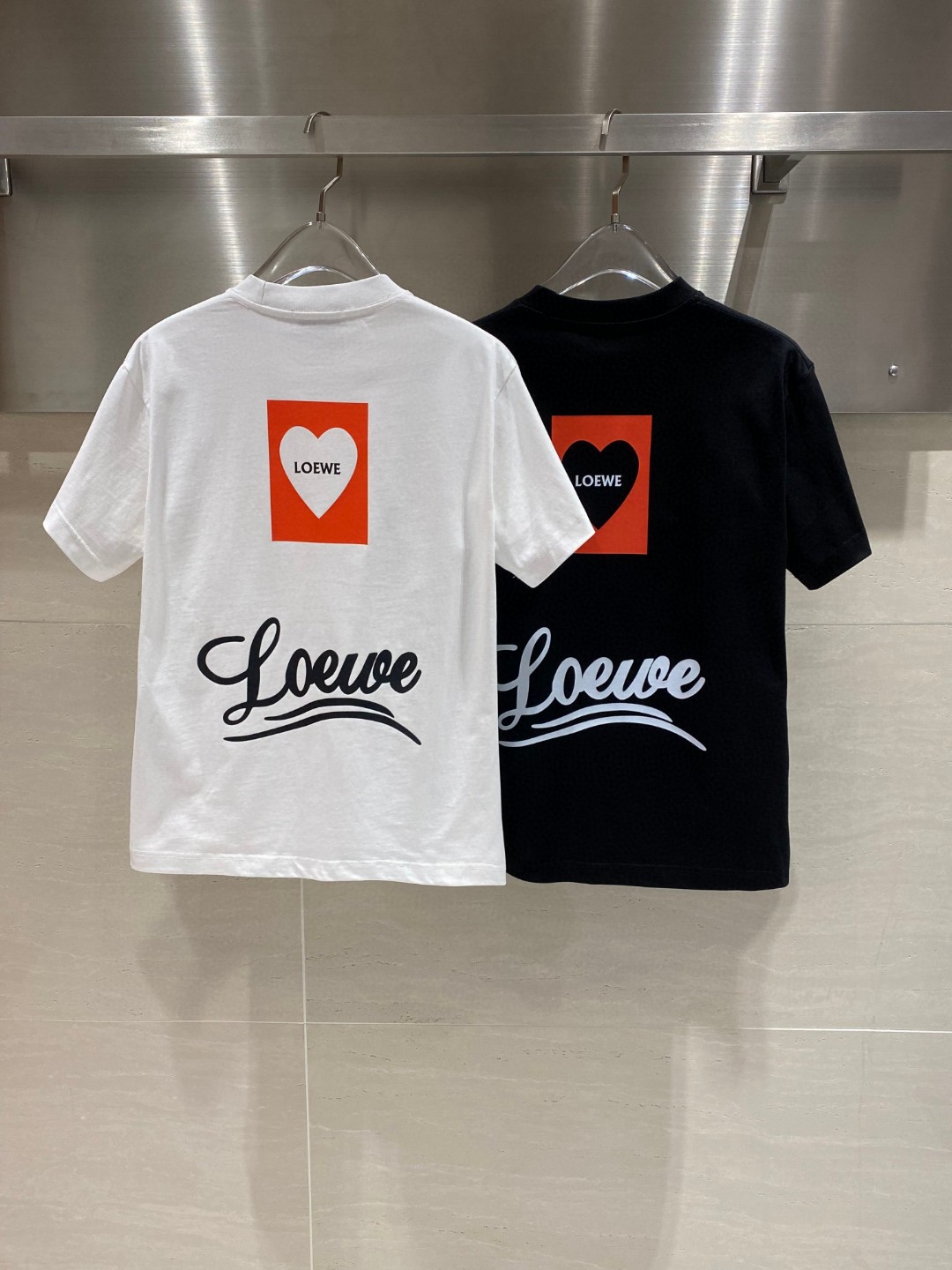 P190  罗意威爱心印花短袖T恤，LOEWE 25SS早春新款简约品牌logo印花短袖T恤，轻奢主义 男女日常通勤穿搭必备单品

280克100% 纯棉双纱汗布面料，同缸定染特种加粗32支双股1X1螺纹，普洗提升效果，双针车线跨缝工艺，原版主唛水洗吊牌品牌防潮纸包装

尺码：S-XL
S码 胸围104肩宽49袖长20衣长71
M码 胸围108肩宽50袖长20衣长72
L码 胸围112肩宽51袖长21衣长73
XL码 胸围116肩宽52袖长21衣长74
XXL码 胸围120肩宽53袖长22衣长75
