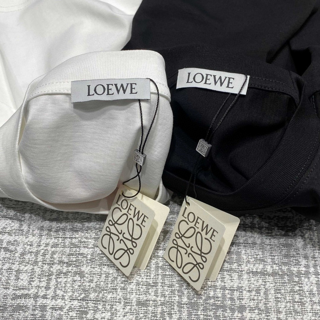P190  罗意威爱心印花短袖T恤，LOEWE 25SS早春新款简约品牌logo印花短袖T恤，轻奢主义 男女日常通勤穿搭必备单品

280克100% 纯棉双纱汗布面料，同缸定染特种加粗32支双股1X1螺纹，普洗提升效果，双针车线跨缝工艺，原版主唛水洗吊牌品牌防潮纸包装

尺码：S-XL
S码 胸围104肩宽49袖长20衣长71
M码 胸围108肩宽50袖长20衣长72
L码 胸围112肩宽51袖长21衣长73
XL码 胸围116肩宽52袖长21衣长74
XXL码 胸围120肩宽53袖长22衣长75
