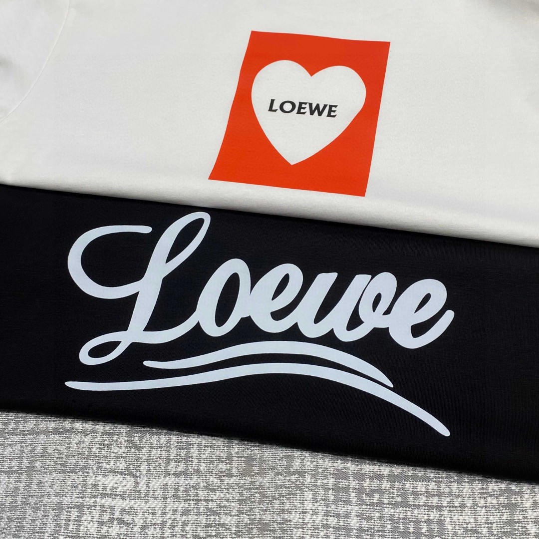 P190  罗意威爱心印花短袖T恤，LOEWE 25SS早春新款简约品牌logo印花短袖T恤，轻奢主义 男女日常通勤穿搭必备单品

280克100% 纯棉双纱汗布面料，同缸定染特种加粗32支双股1X1螺纹，普洗提升效果，双针车线跨缝工艺，原版主唛水洗吊牌品牌防潮纸包装

尺码：S-XL
S码 胸围104肩宽49袖长20衣长71
M码 胸围108肩宽50袖长20衣长72
L码 胸围112肩宽51袖长21衣长73
XL码 胸围116肩宽52袖长21衣长74
XXL码 胸围120肩宽53袖长22衣长75

