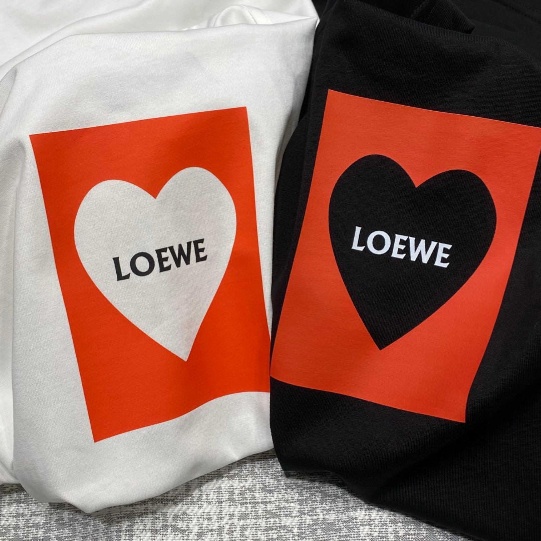 P190  罗意威爱心印花短袖T恤，LOEWE 25SS早春新款简约品牌logo印花短袖T恤，轻奢主义 男女日常通勤穿搭必备单品

280克100% 纯棉双纱汗布面料，同缸定染特种加粗32支双股1X1螺纹，普洗提升效果，双针车线跨缝工艺，原版主唛水洗吊牌品牌防潮纸包装

尺码：S-XL
S码 胸围104肩宽49袖长20衣长71
M码 胸围108肩宽50袖长20衣长72
L码 胸围112肩宽51袖长21衣长73
XL码 胸围116肩宽52袖长21衣长74
XXL码 胸围120肩宽53袖长22衣长75
