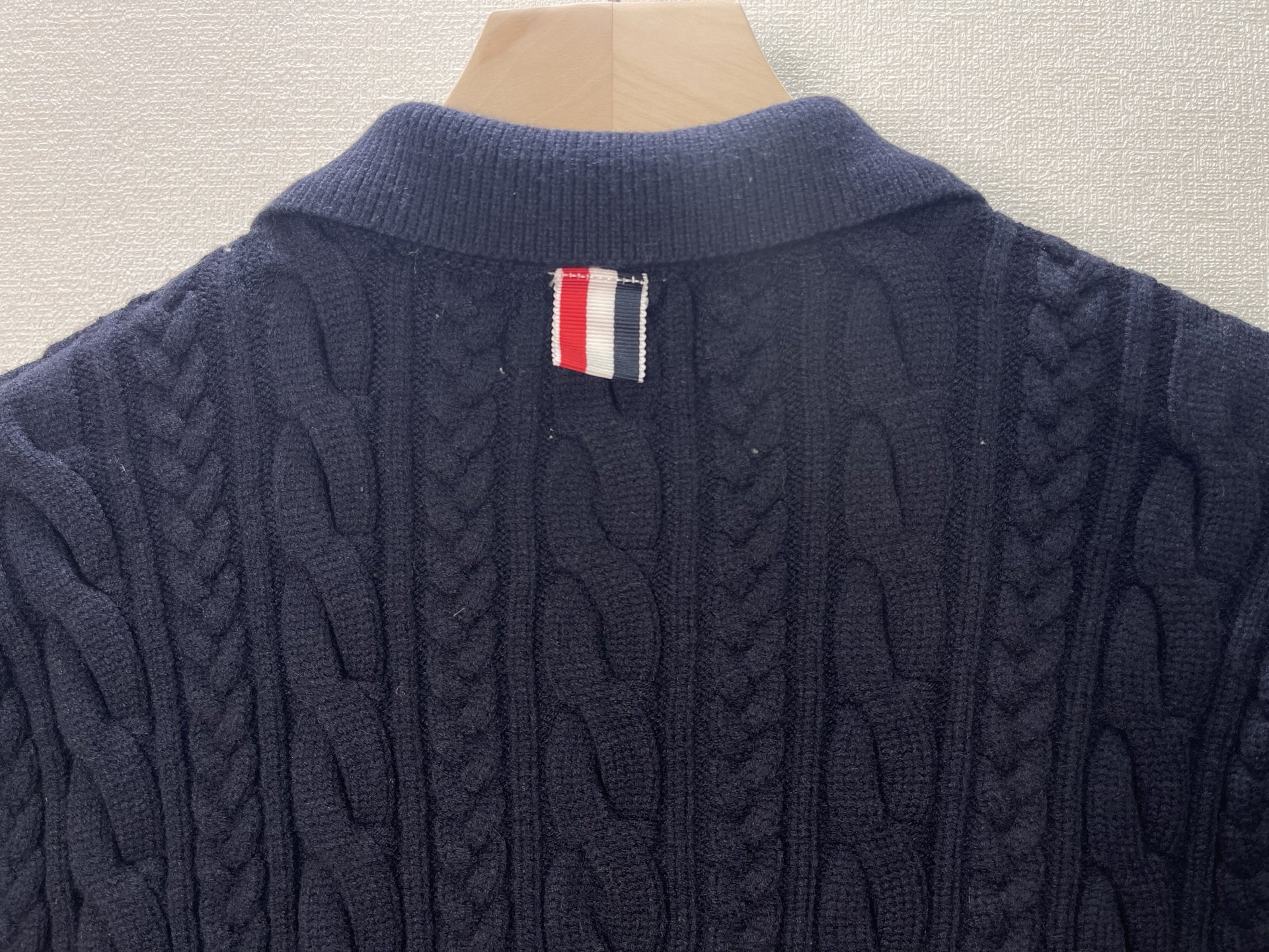 价格280 Thom Browne🇳🇱 TB新款Polo四杠粗针麻花针织衫，针路紧密 袖子四条杠针织而成