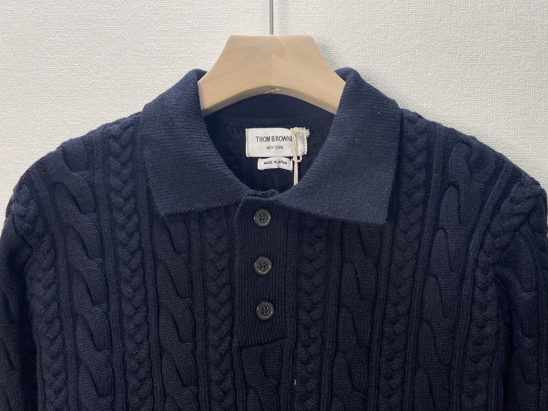 价格280 Thom Browne🇳🇱 TB新款Polo四杠粗针麻花针织衫，针路紧密 袖子四条杠针织而成