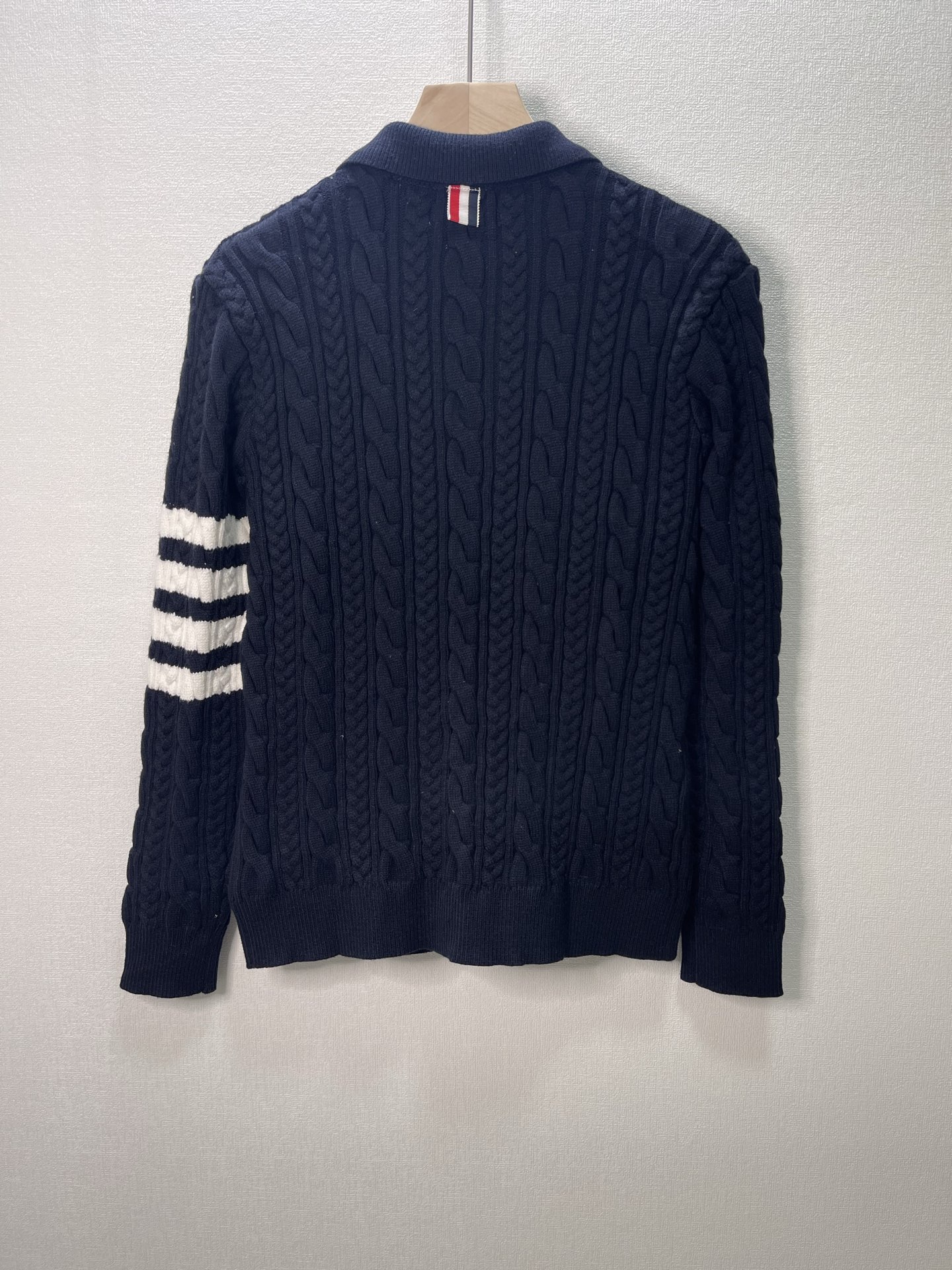价格280 Thom Browne🇳🇱 TB新款Polo四杠粗针麻花针织衫，针路紧密 袖子四条杠针织而成